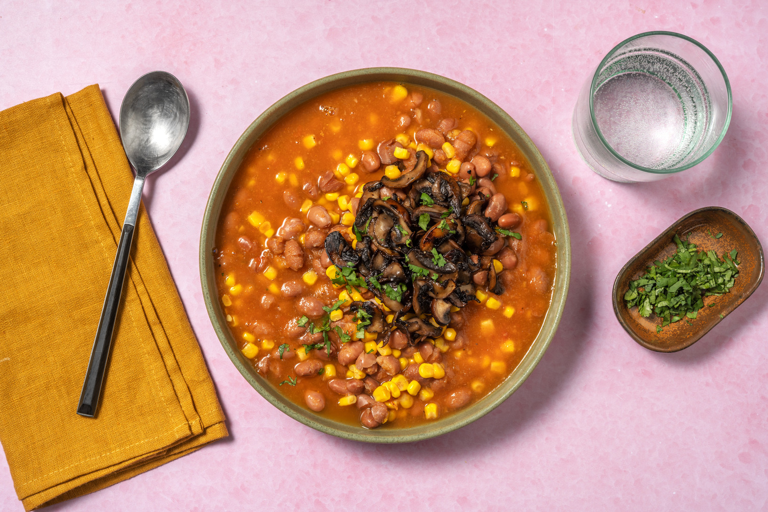 Pozole mexicano de verduras y frijoles