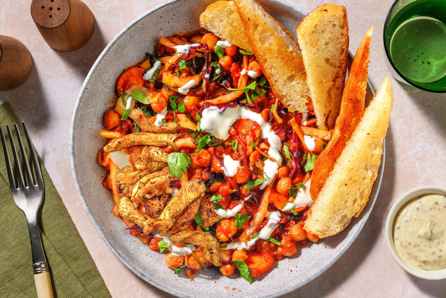 Harissa-Aprikosen-Kichererbsen mit extra Hähnchen