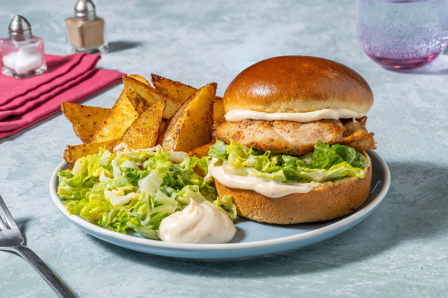 Bio-Grillhähnchen-Burger mit Kartoffelspalten