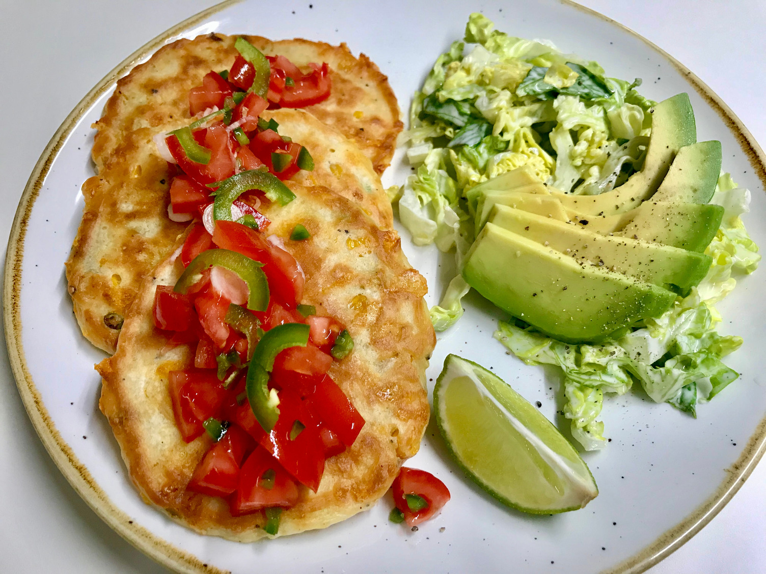 Tex-Mex-Konfetti Pancakes mit Tomaten-Salsa