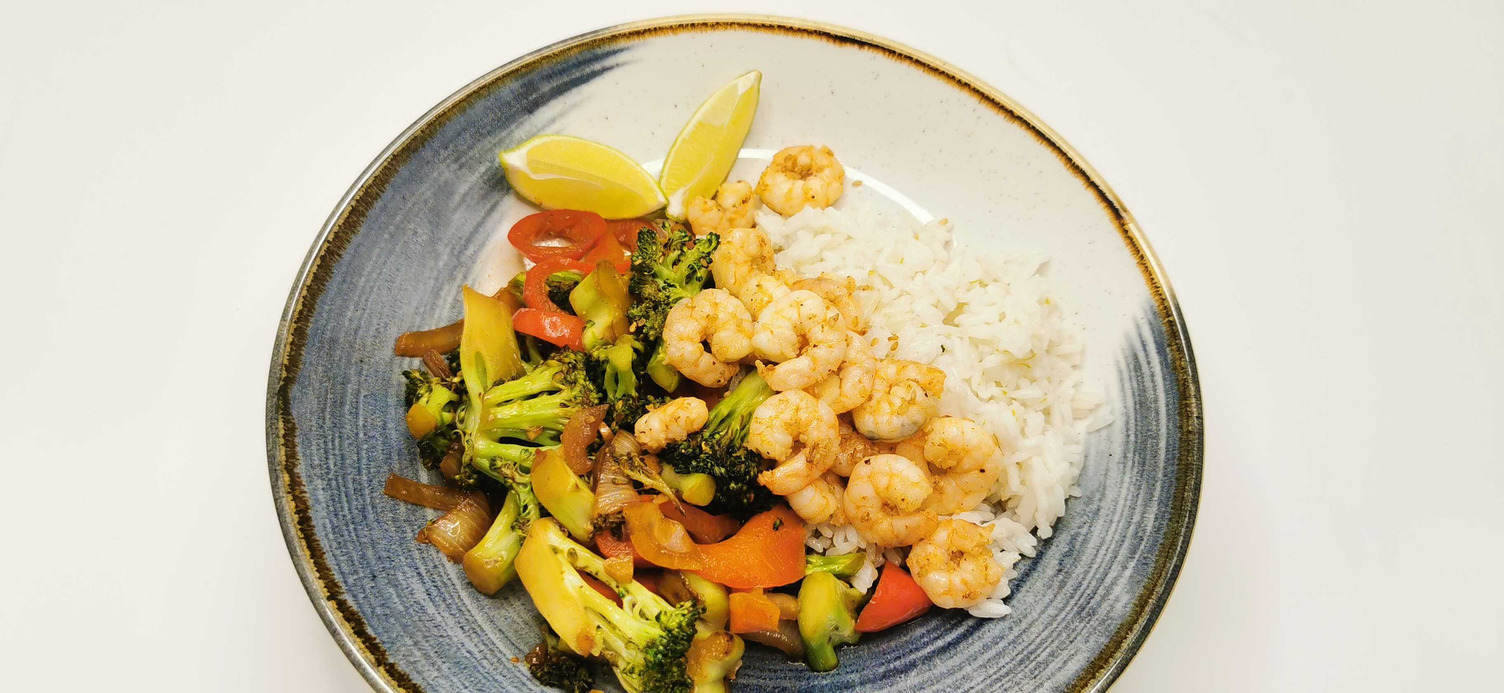 High Protein Sesam-Garnelen auf Stirfry-Gemüse