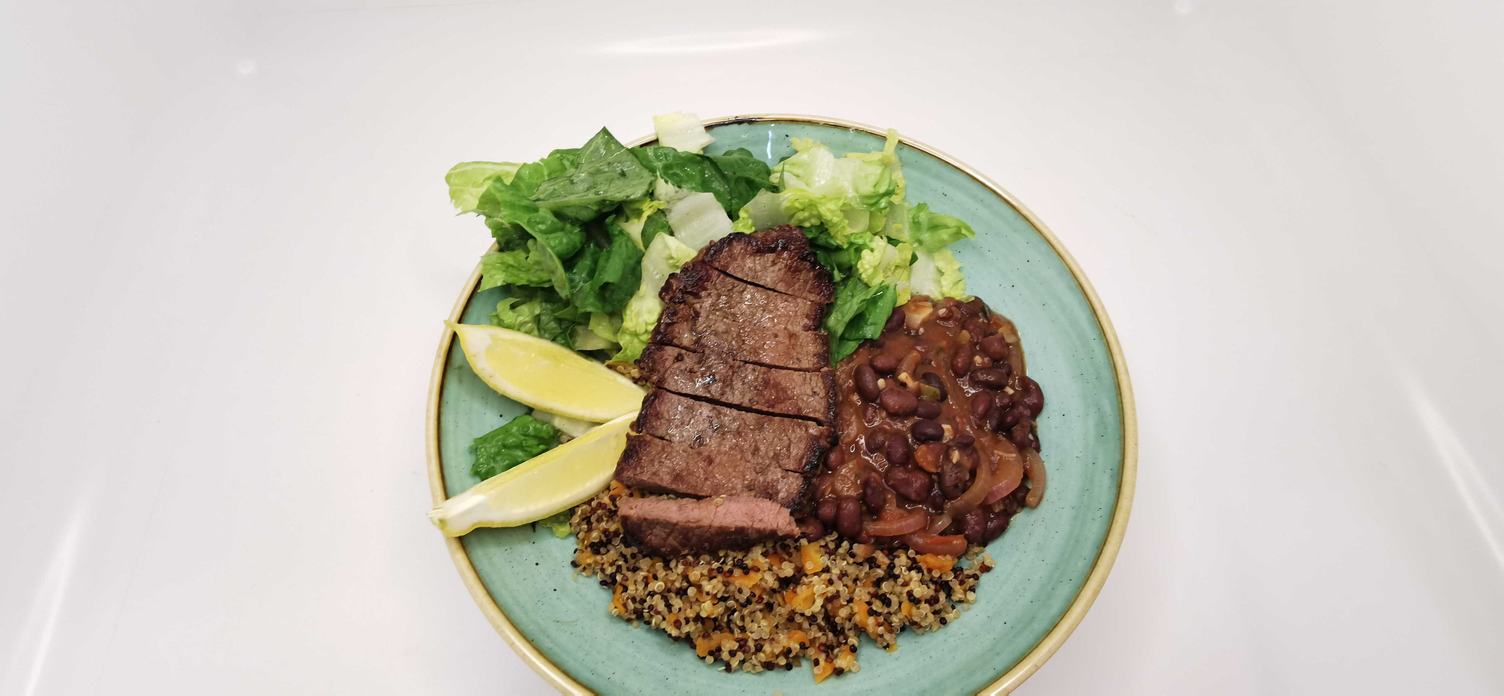 Burrito Bowl mit Karotten-Quinoa und Rindersteak