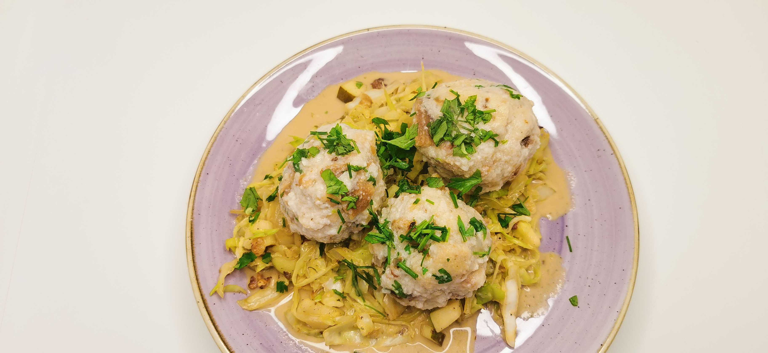 Speckknödel auf Krautsalat mit Bio-Roastbeef