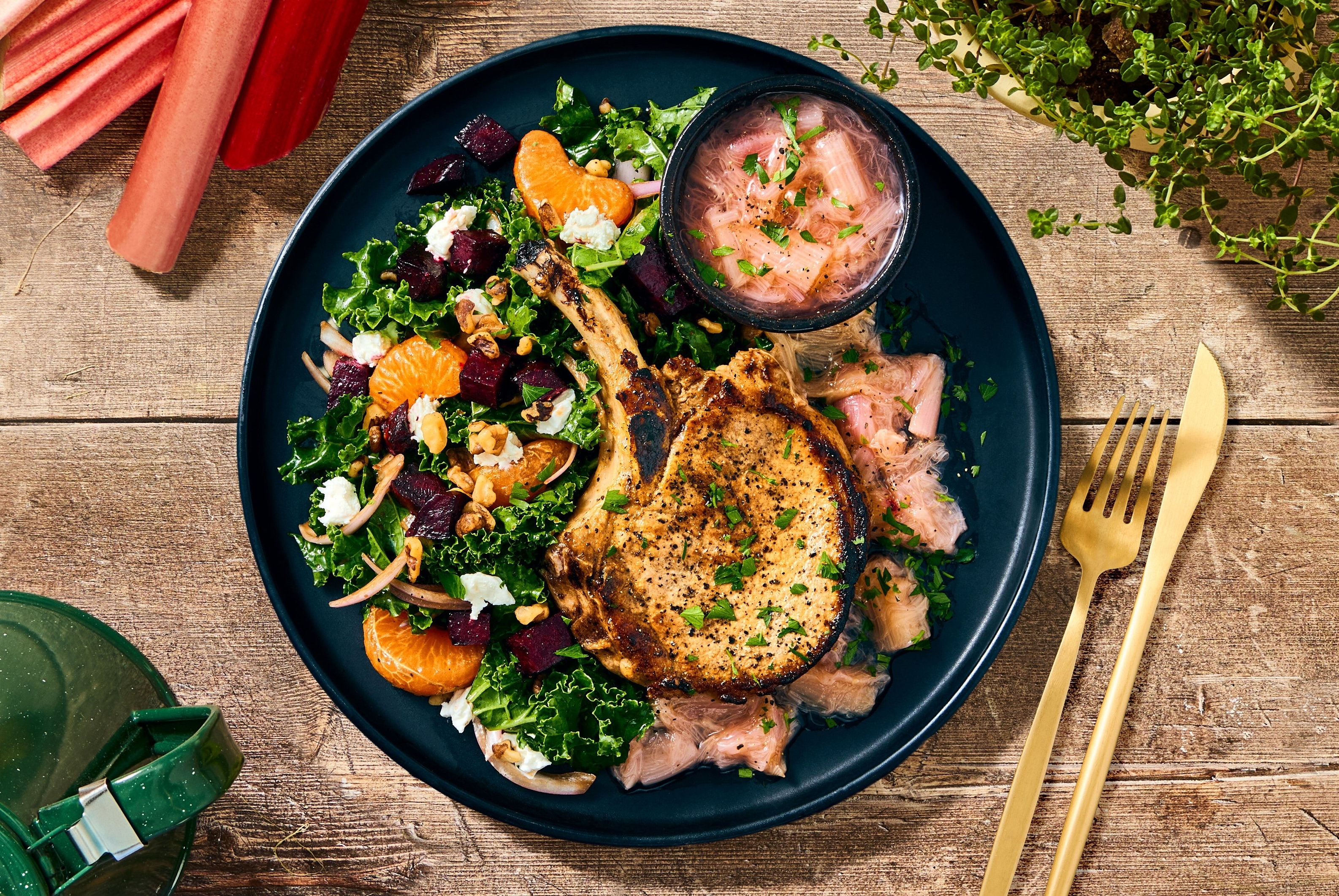 Côtelettes de porc avec l'os rôties et compote de rhubarbe