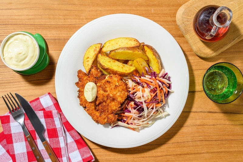 Schnitzels de poulet épicés et salade de chou aux pommes