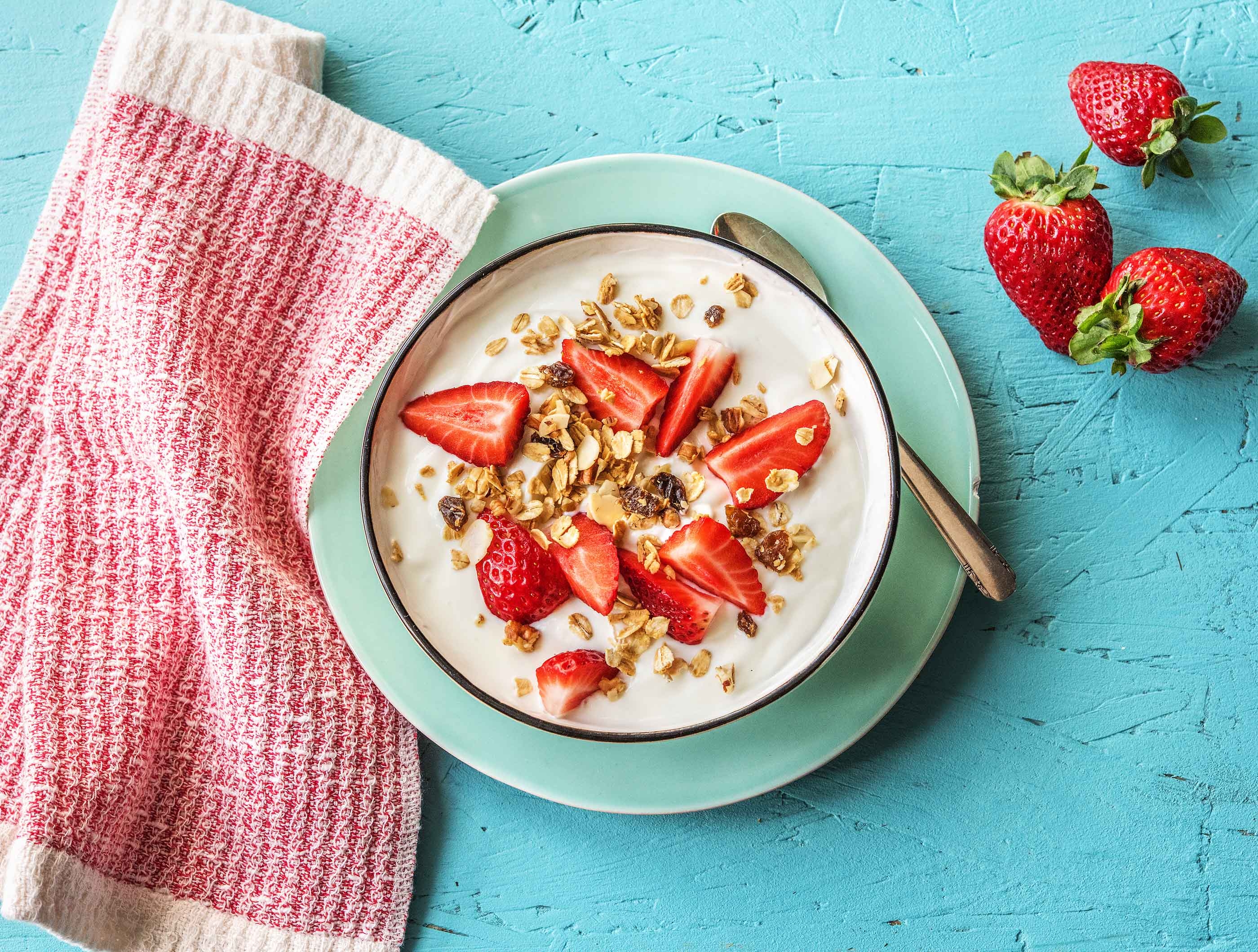Aardbeien en granola met volle yoghurt