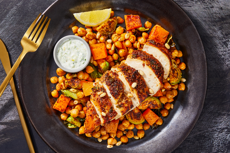 Bols de pois chiches et de poulet rôti à la moutarde et à la sauge