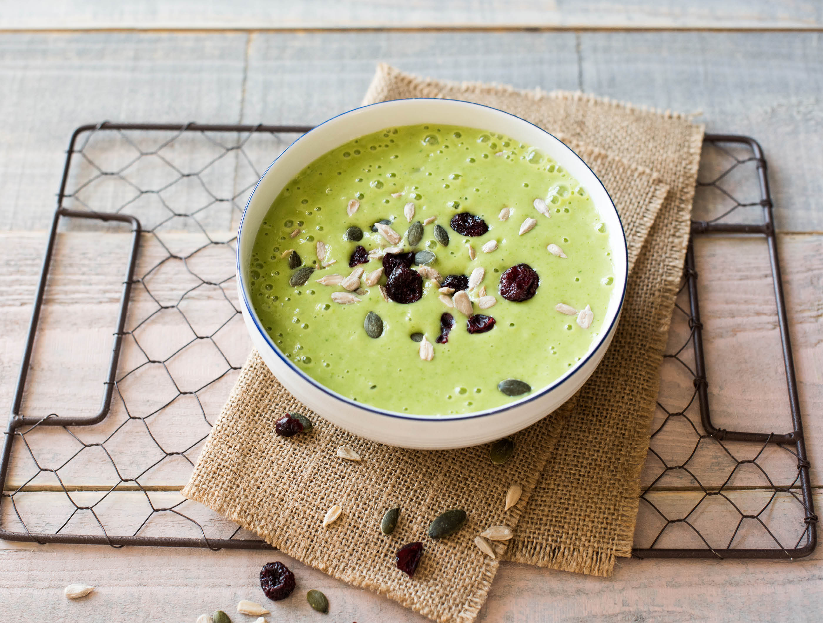 Ananas-spinazie smoothiebowl met cranberry-pittenmix