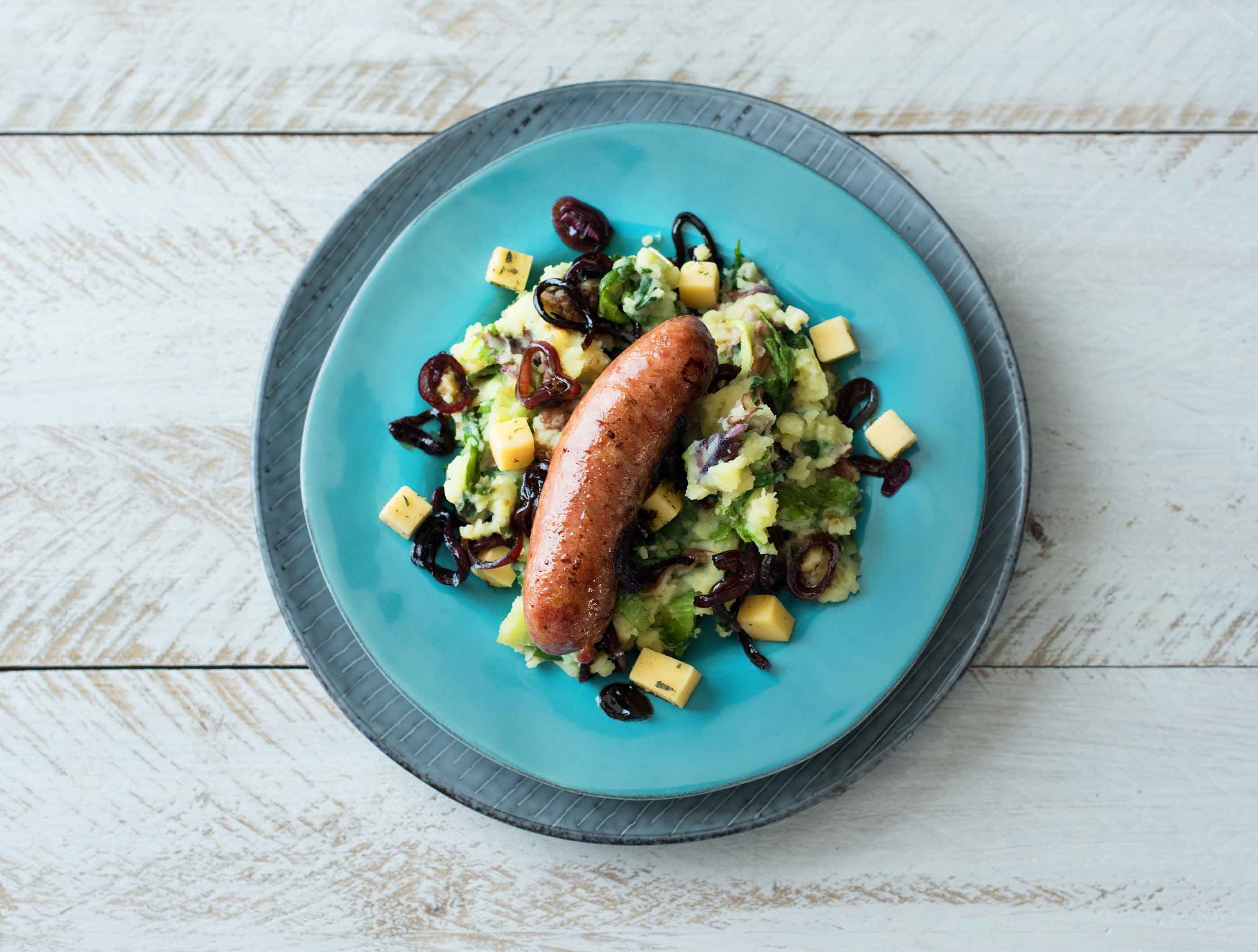 Andijviestamppot met een gekruide varkensworst