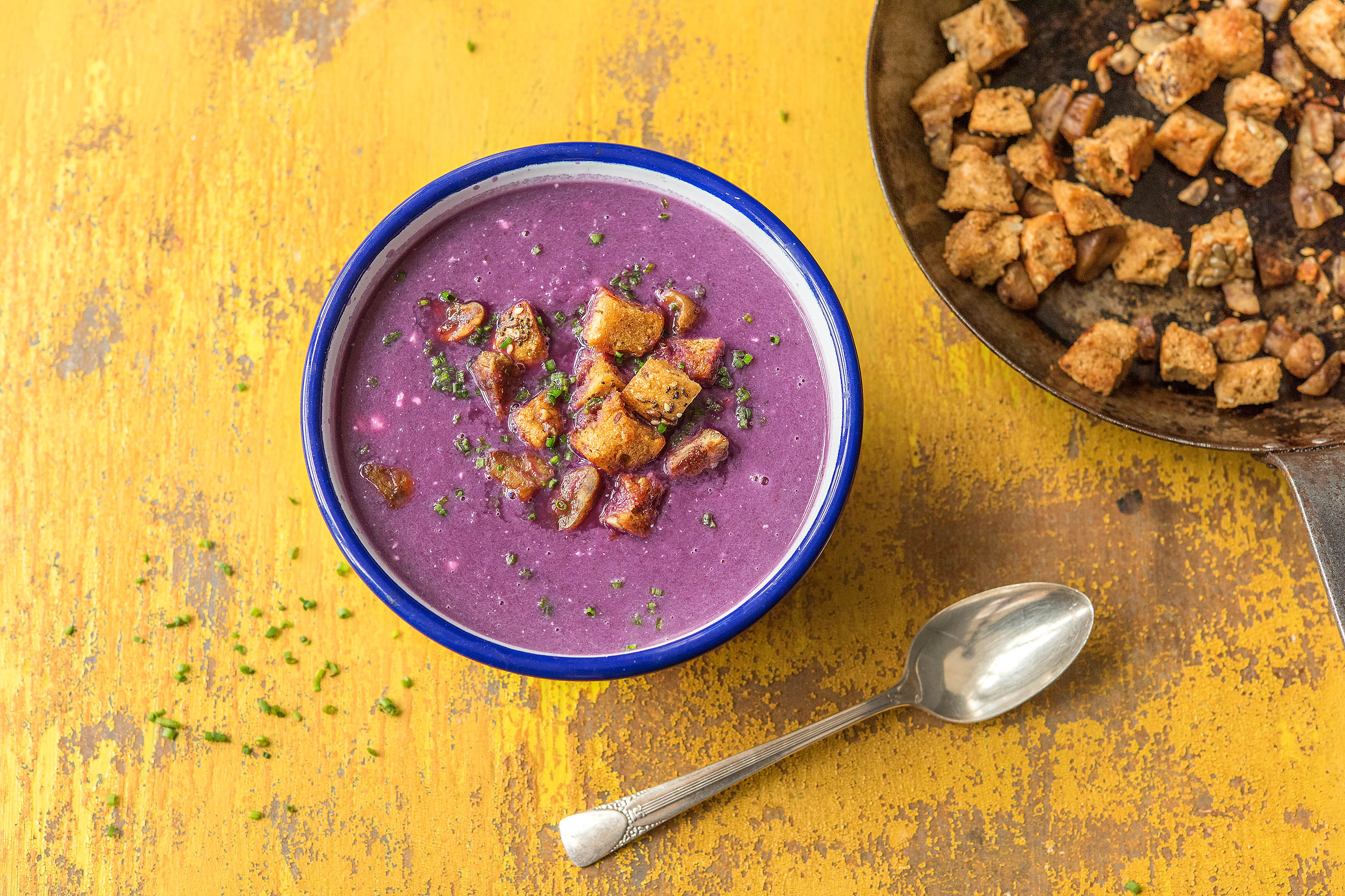 Apfel-Rotkohl-Suppe mit Maronen