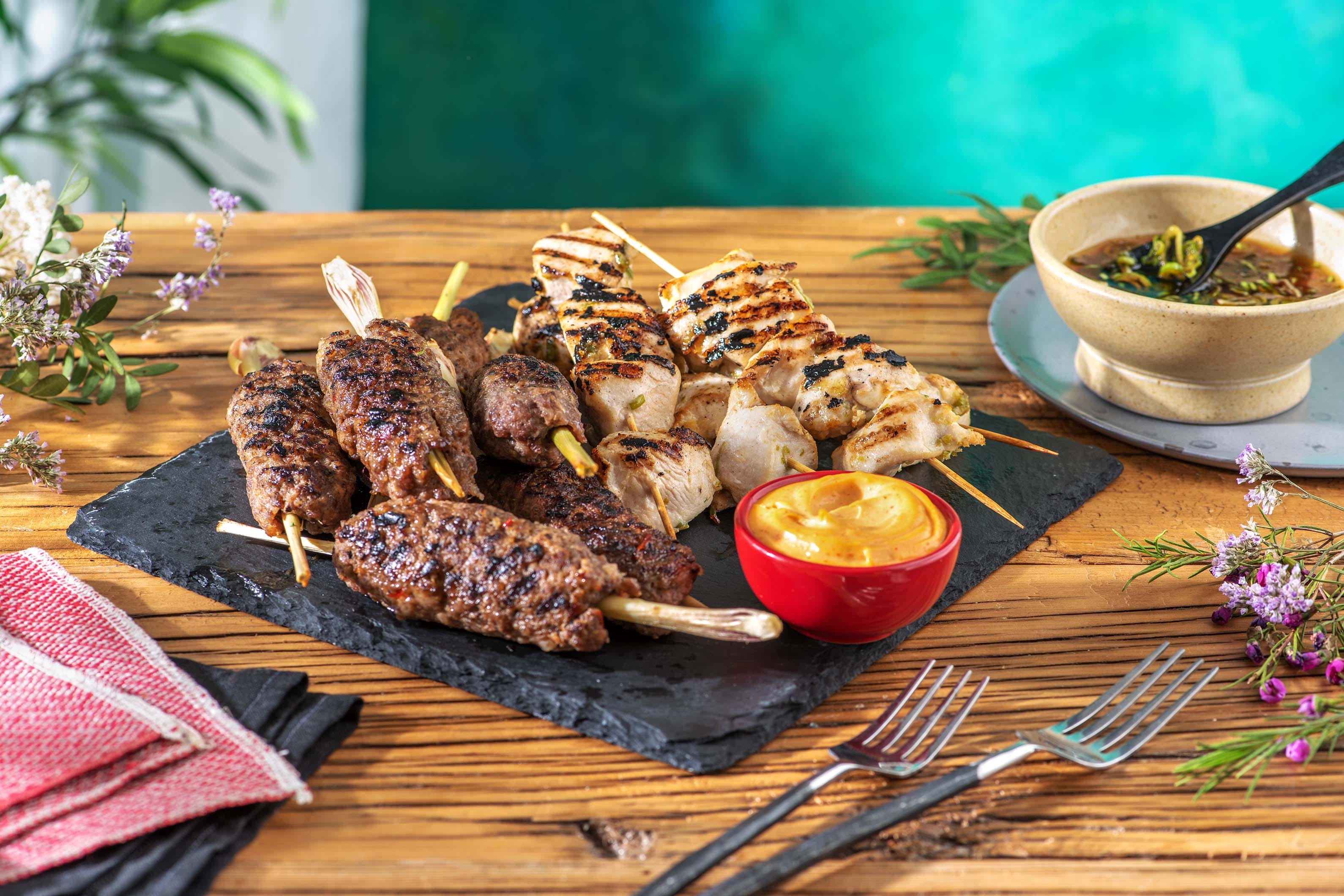 Asiatische Hackfleisch- und Hähnchenspieße