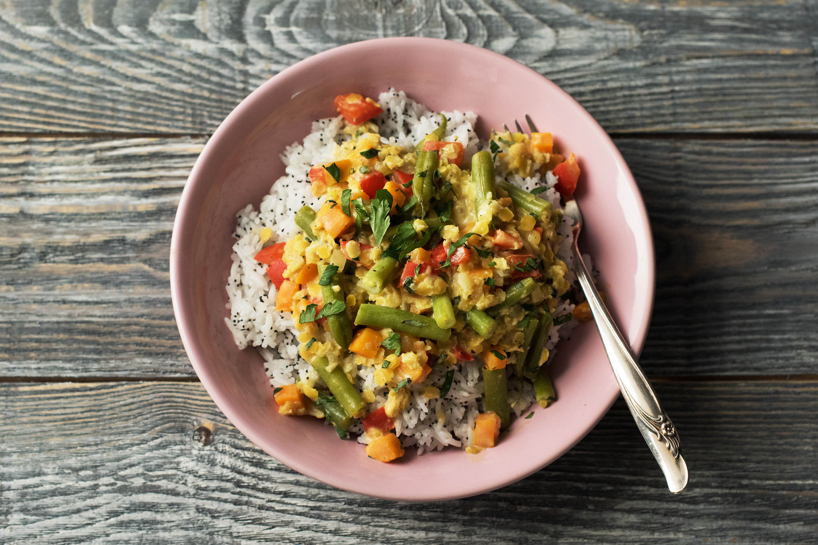 Asiatisches Gemüsecurry mit gelben Linsen