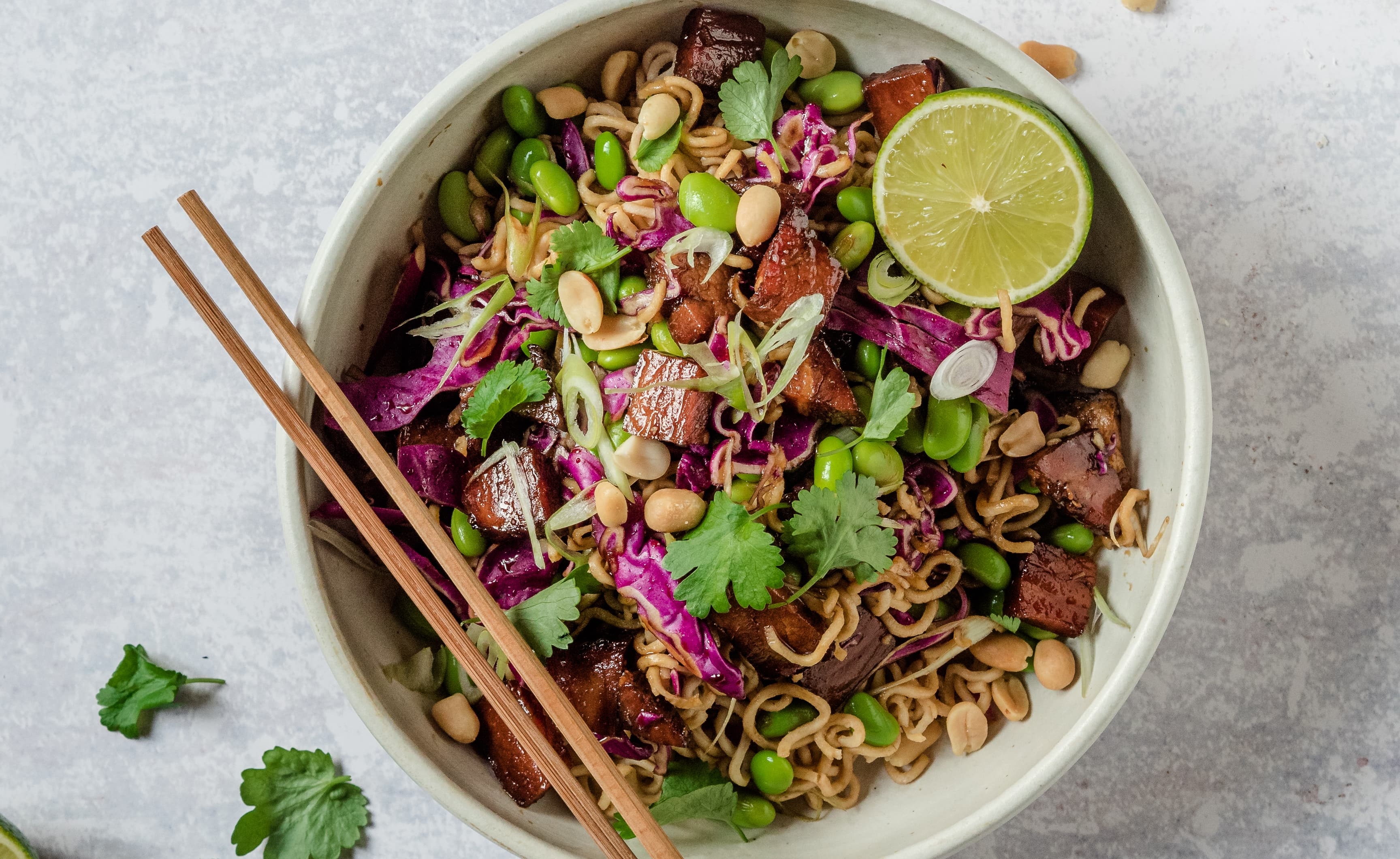 Asiatisk sallad med glaserad skinka