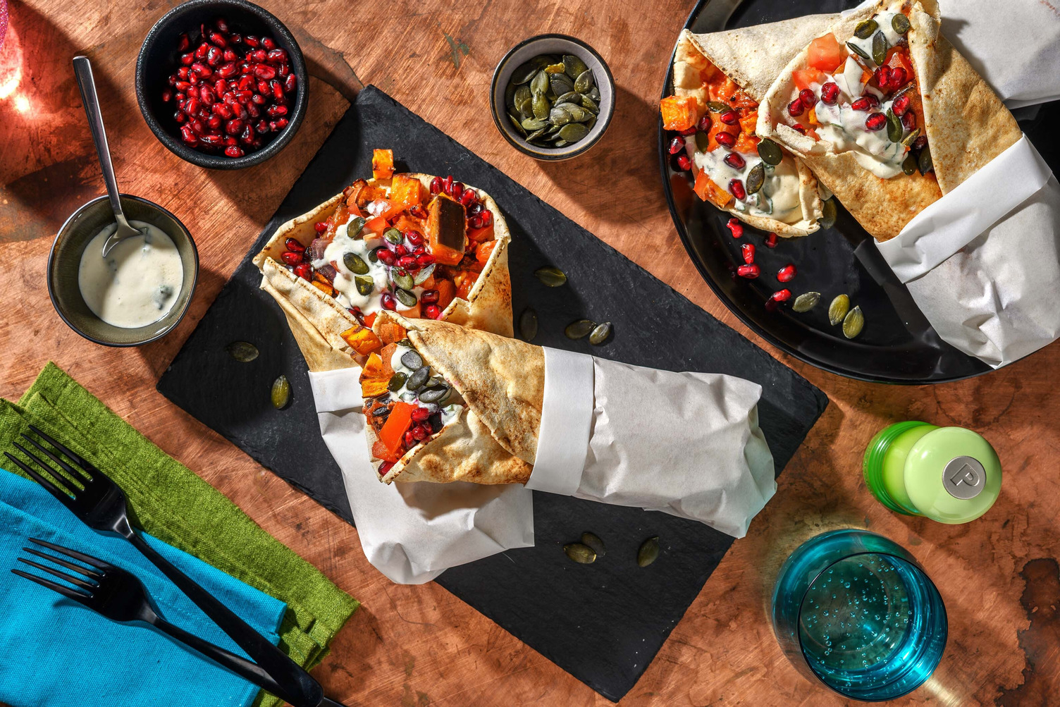 Aubergine au pesto de tahini végane sur pain plat