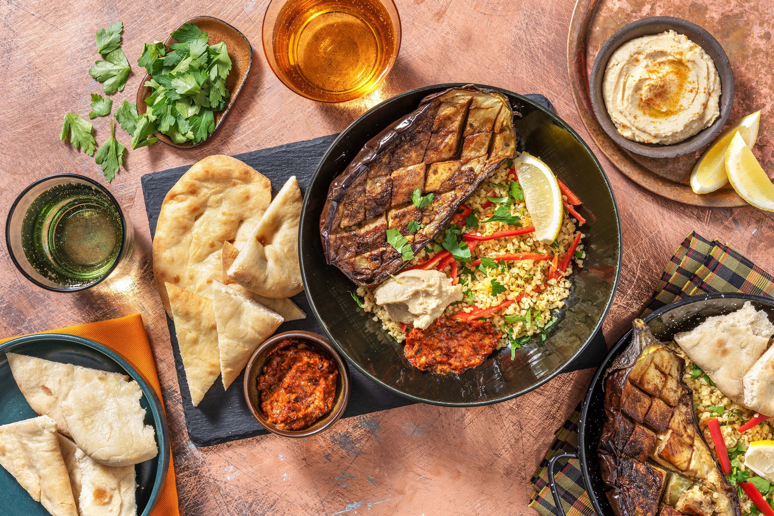 Aubergine épicée à l'orientale, boulgour et pain naan