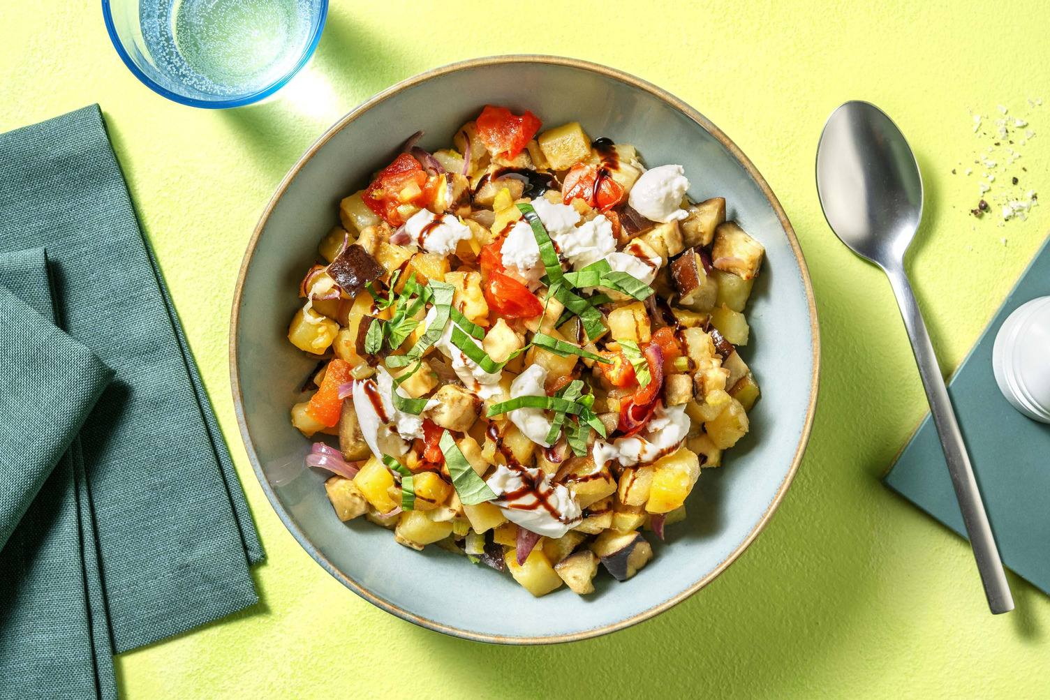 Auberginen-Sellerie-Pfanne mit Burrata & Bratkartoffeln