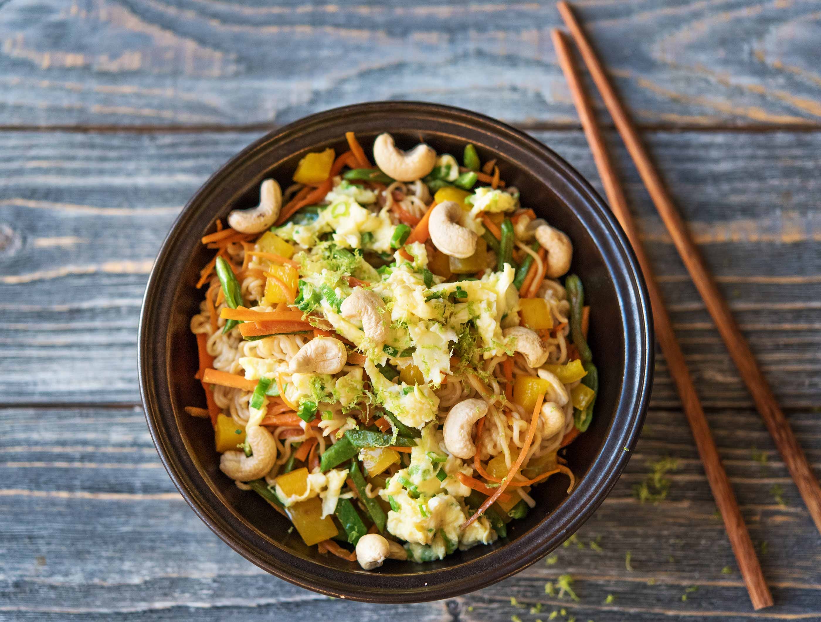 Aziatische groentemix, noedels, ei en cashewnoten