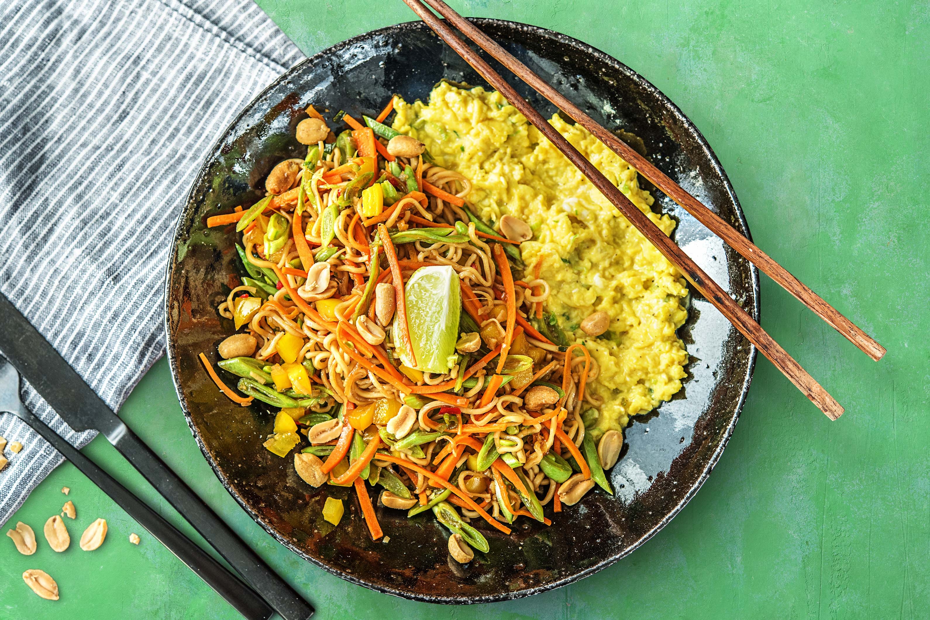 Nouilles à l'asiatique, œufs brouillés et cacahuètes