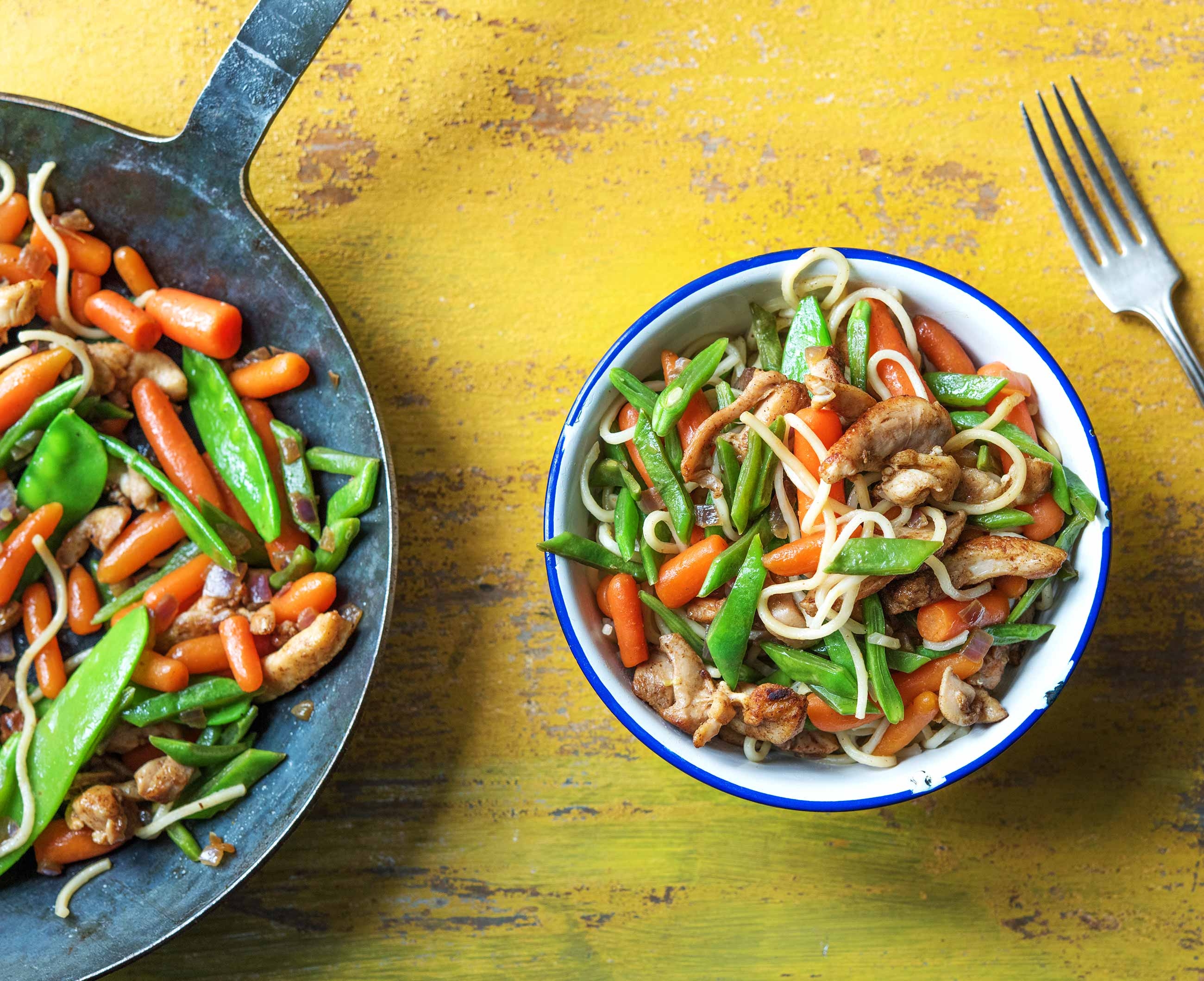 Bami met gekruide kippendijpuntjes
