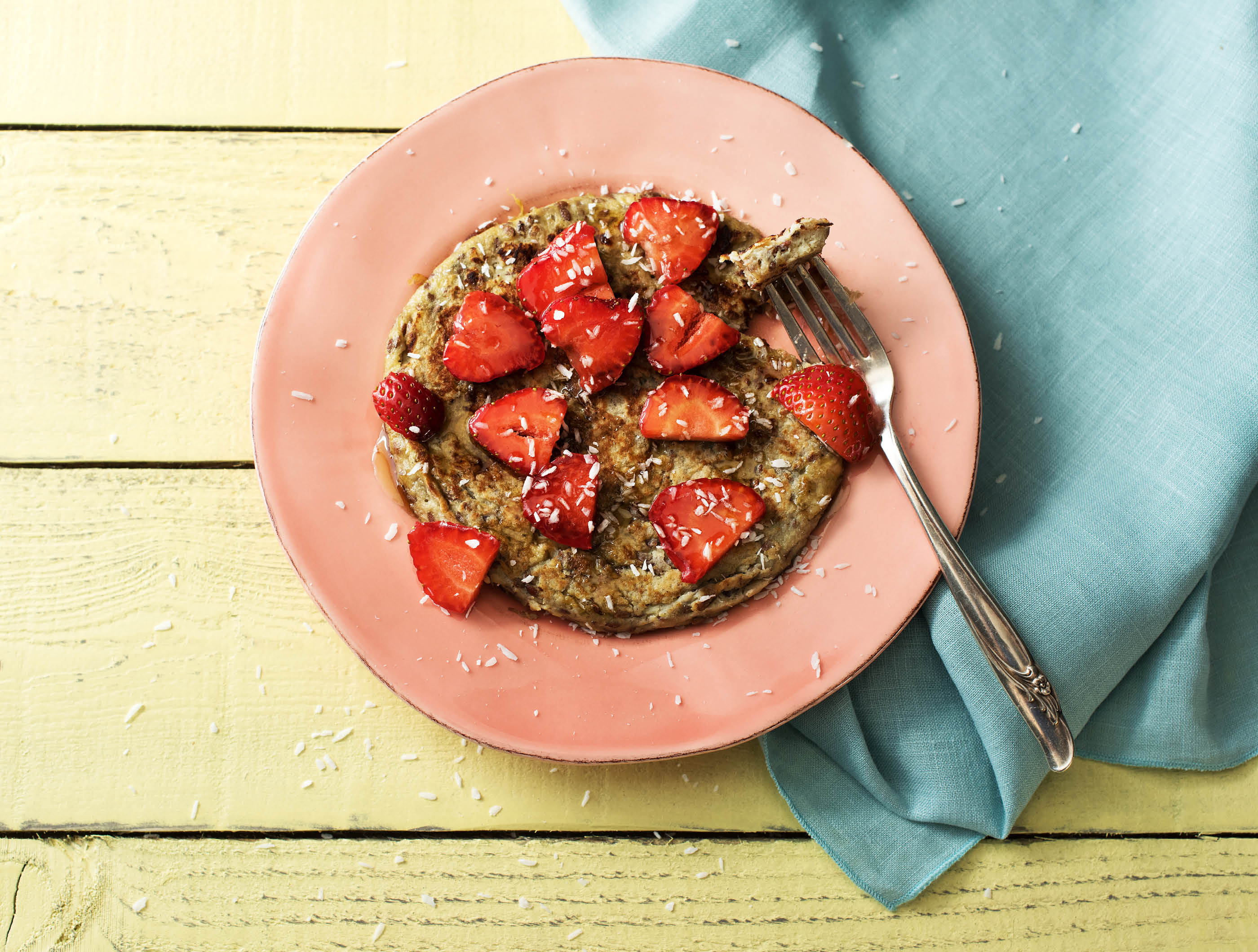 Bananenpannenkoeken met aardbeien en kokos