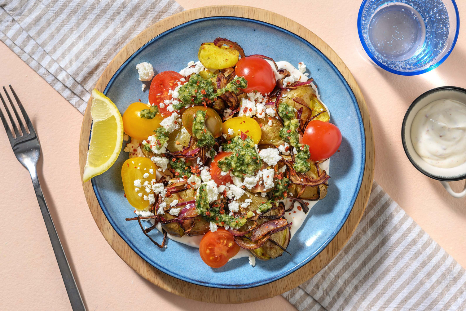 Basilikumpesto auf Knusperkartoffeln mit Hirtenkäse