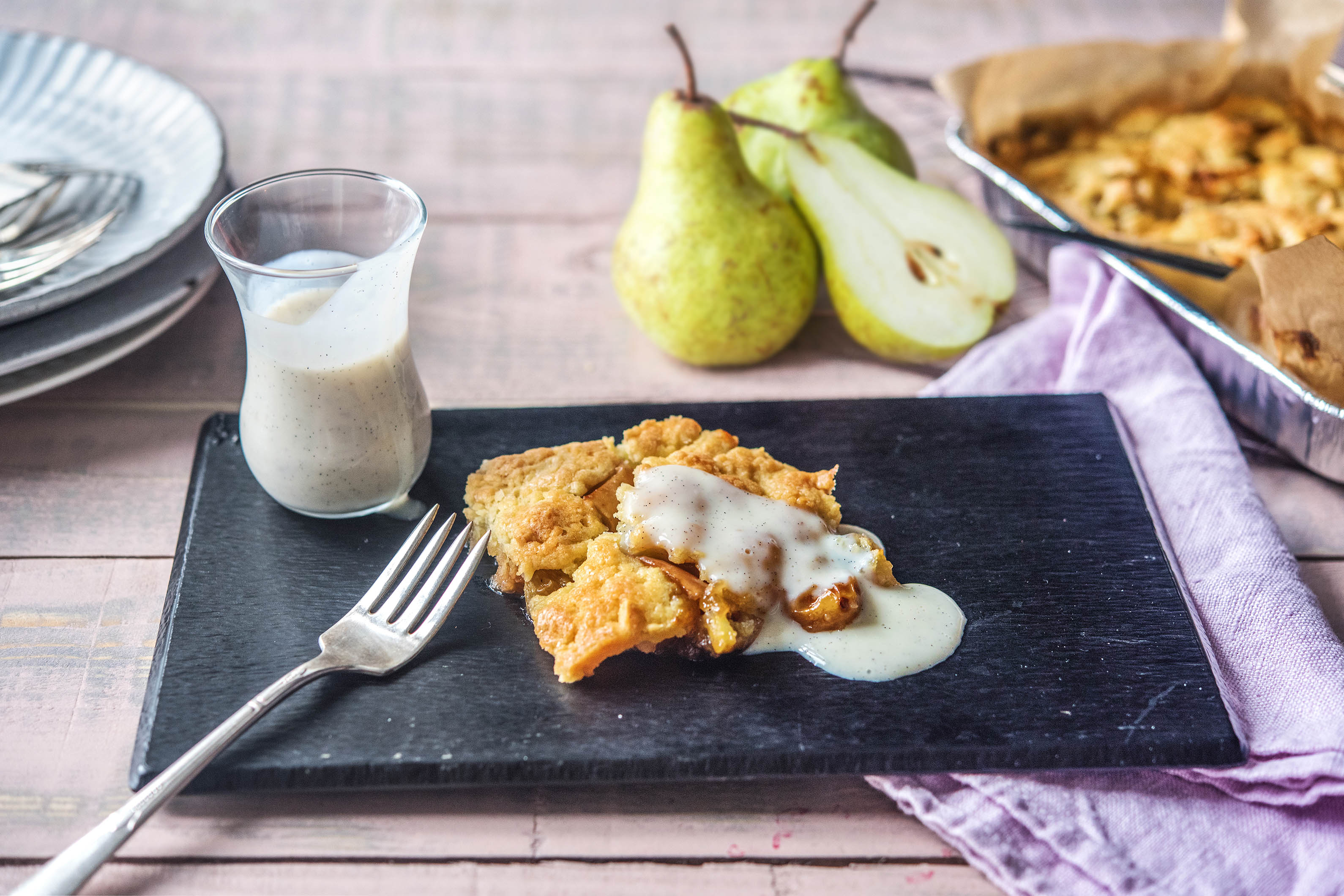 Fruchtig-süßer Obst-Crumble mit Vanillesoße
