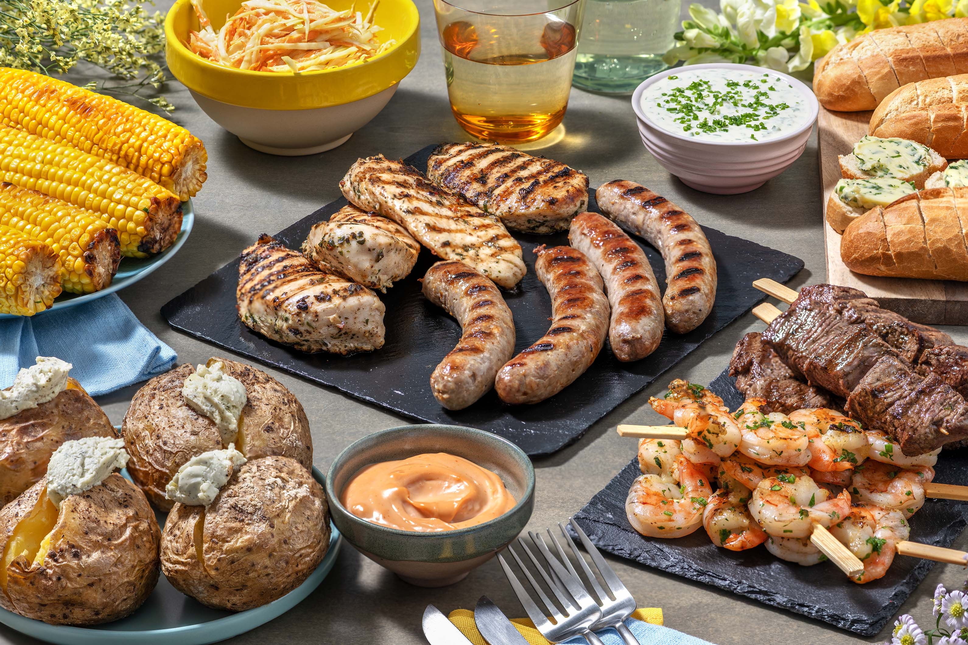 BBQ met runderspies, garnalen, worst en kipfilet