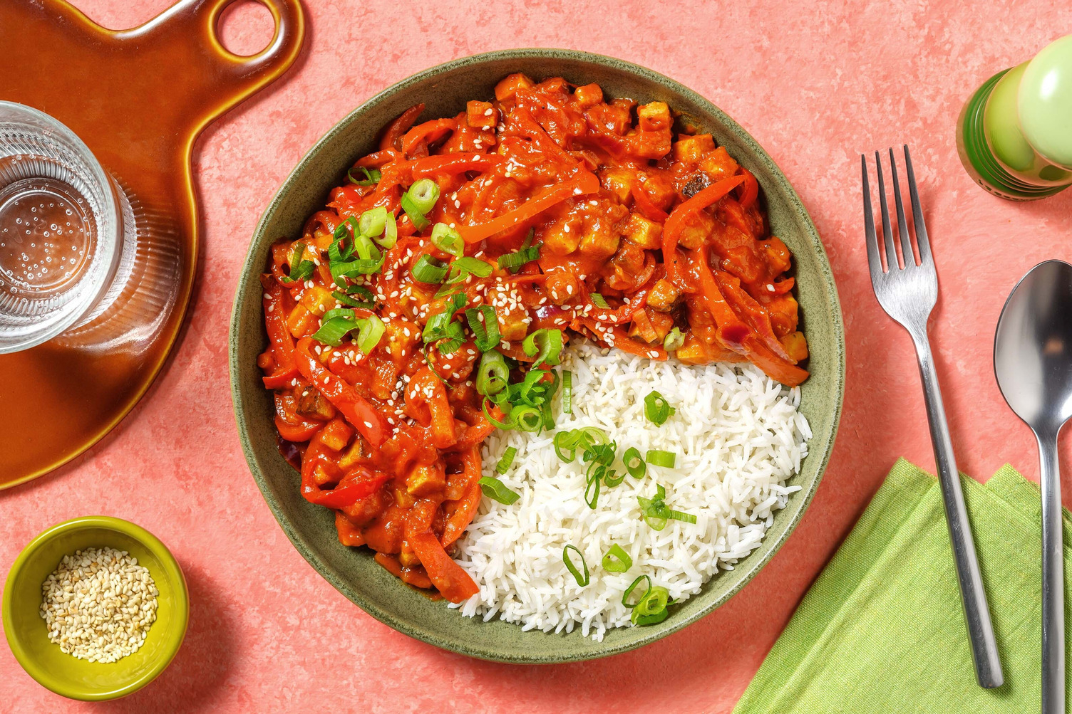 BBQ-Räuchertofu mit Peperonigemüse und Reis