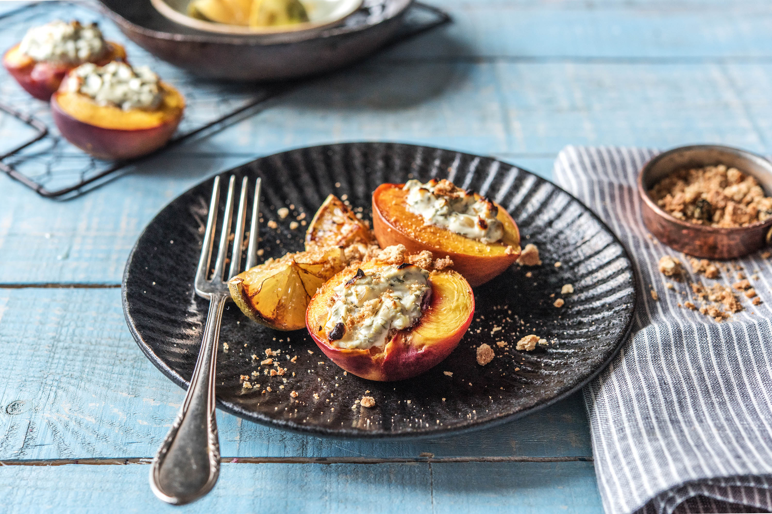 Gefüllte Nektarine mit Ahornsirup und Ziegenfrischkäse
