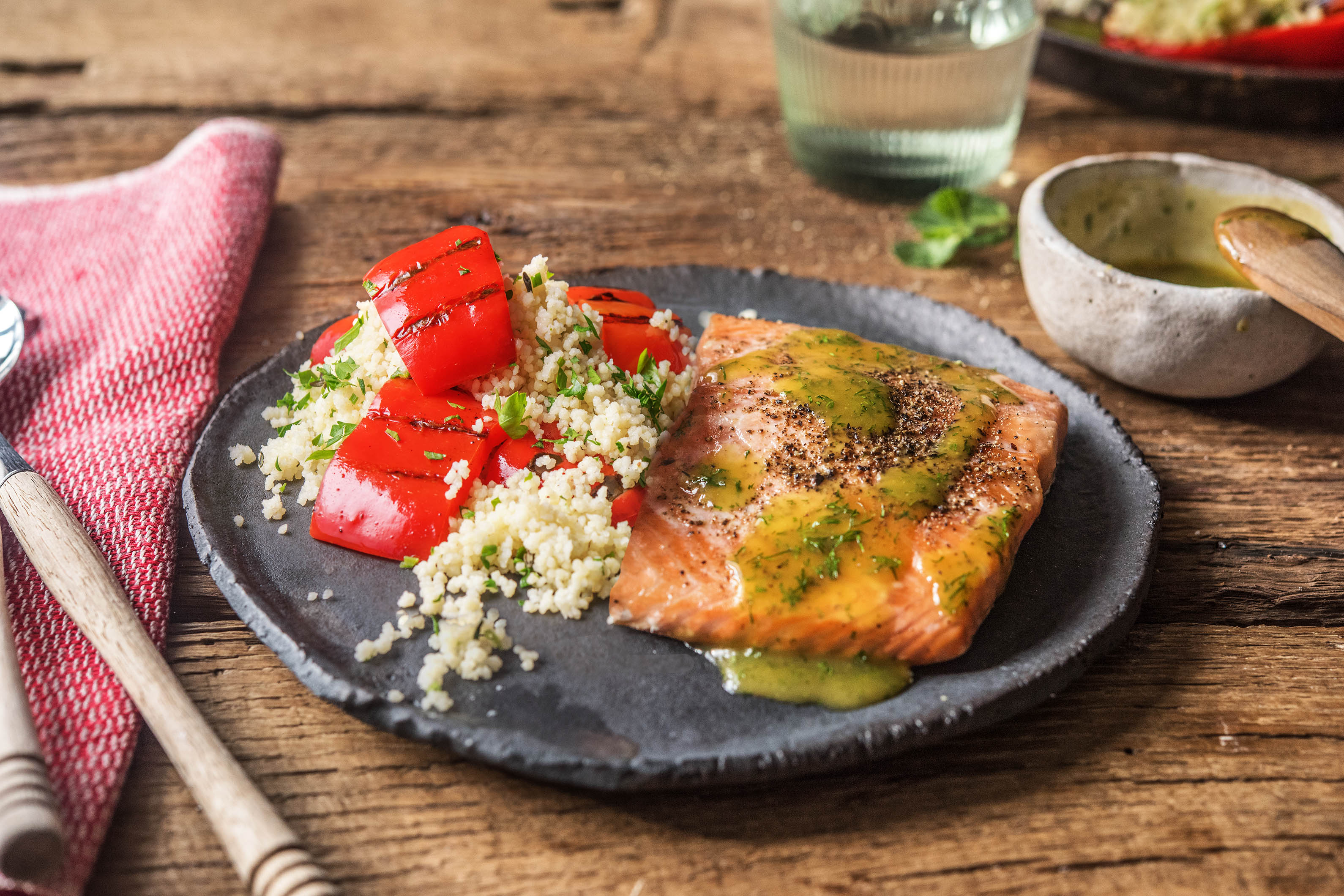 Zartes Lachsfilet mit fluffigem Spitzpaprika-Couscous-Salat