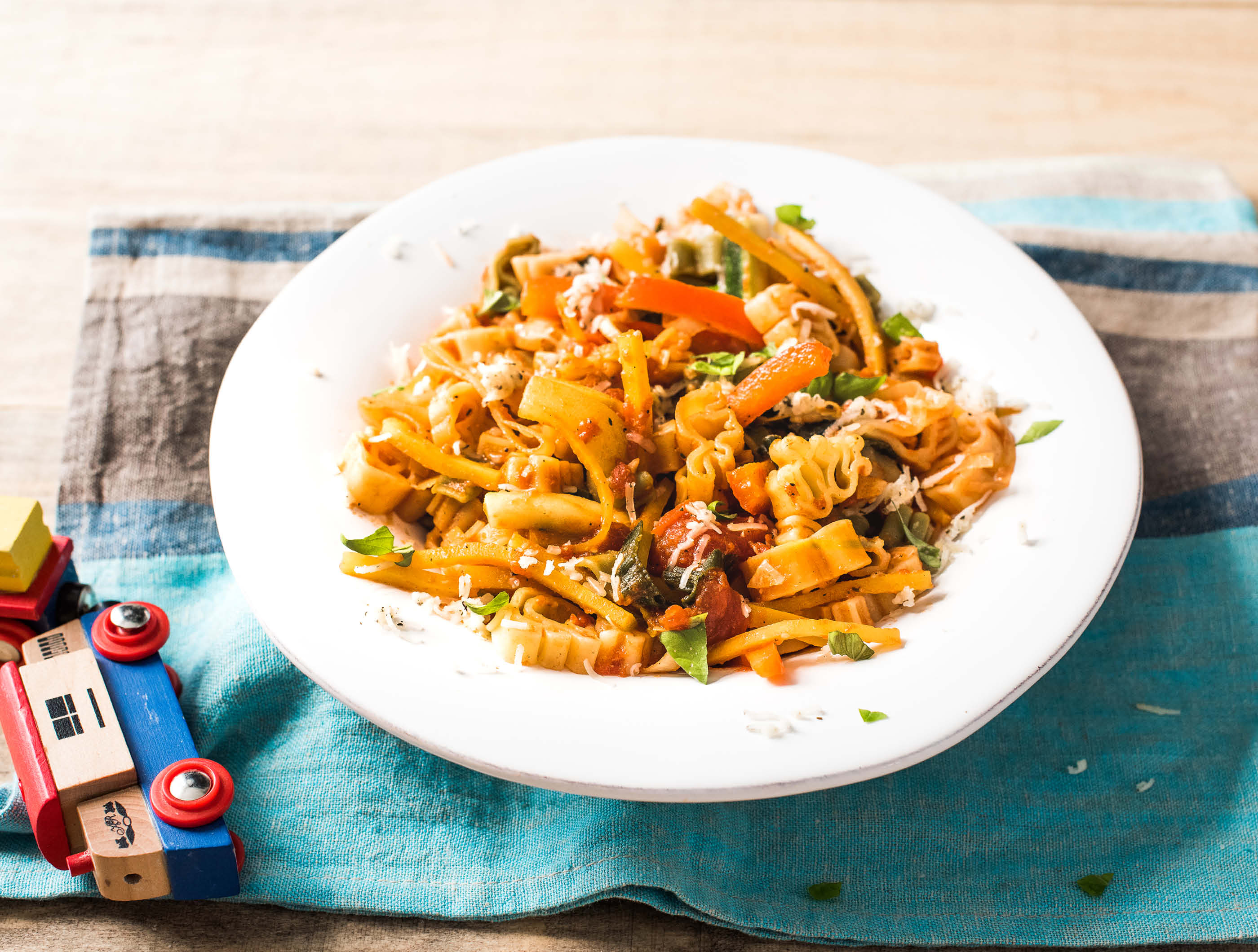 Beestenboelpasta met tomatensaus en kruidenkaas