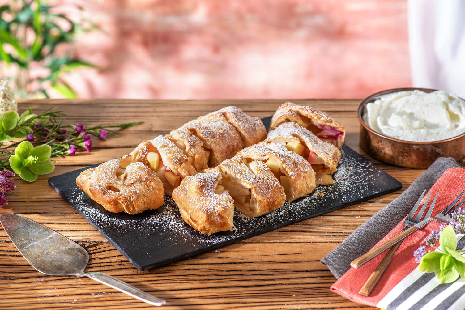 Bergpfirsich-Strudel mit Sahne & Puderzucker