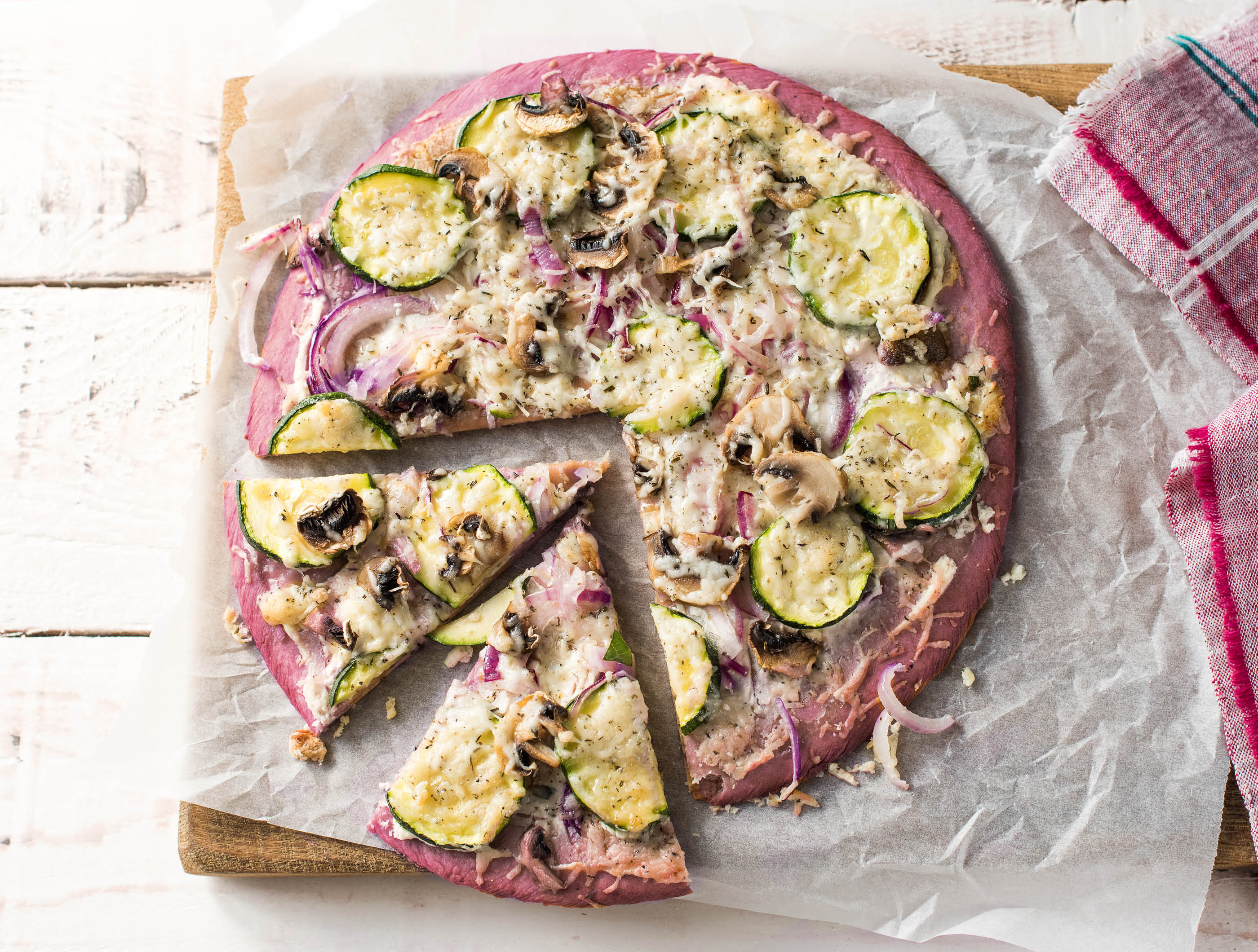 Bietenpizza met ricotta, courgette en champignons