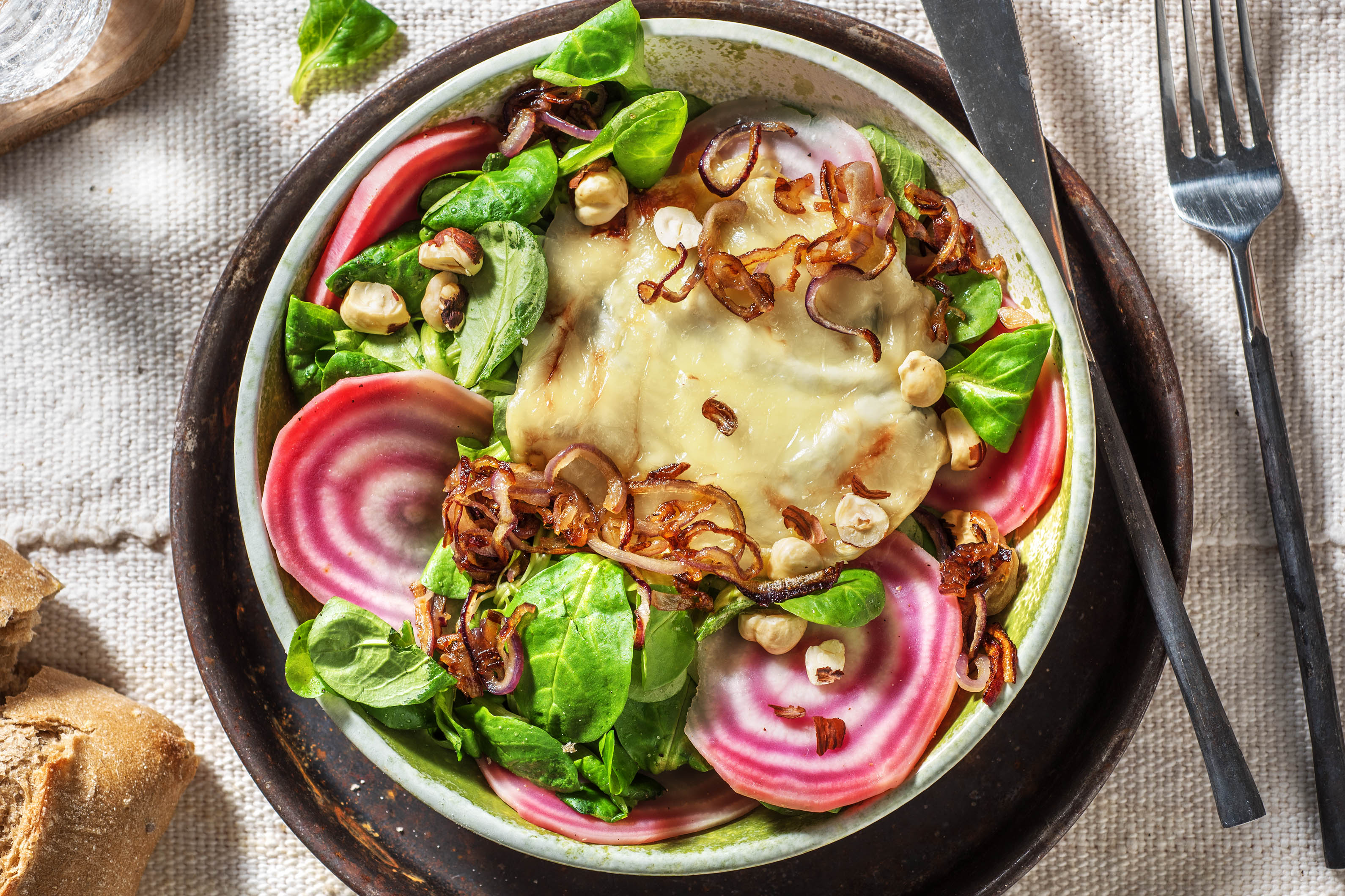 Bietensalade met warme geitenkaas en hazelnoten