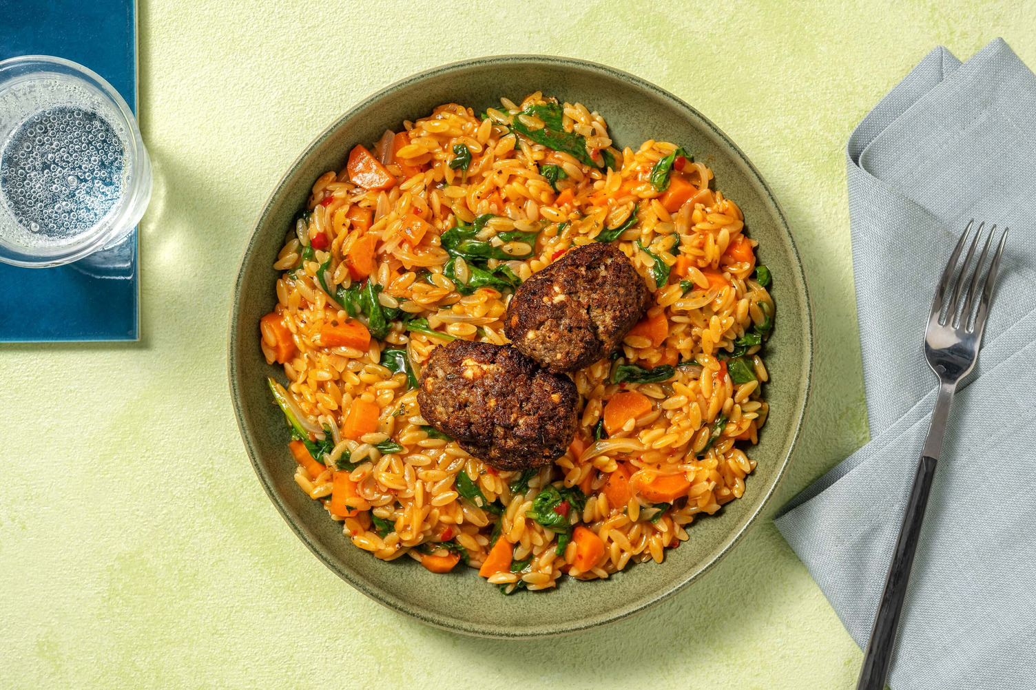 Bifteki mit Hirtenkäse und Karotten auf Orzotto
