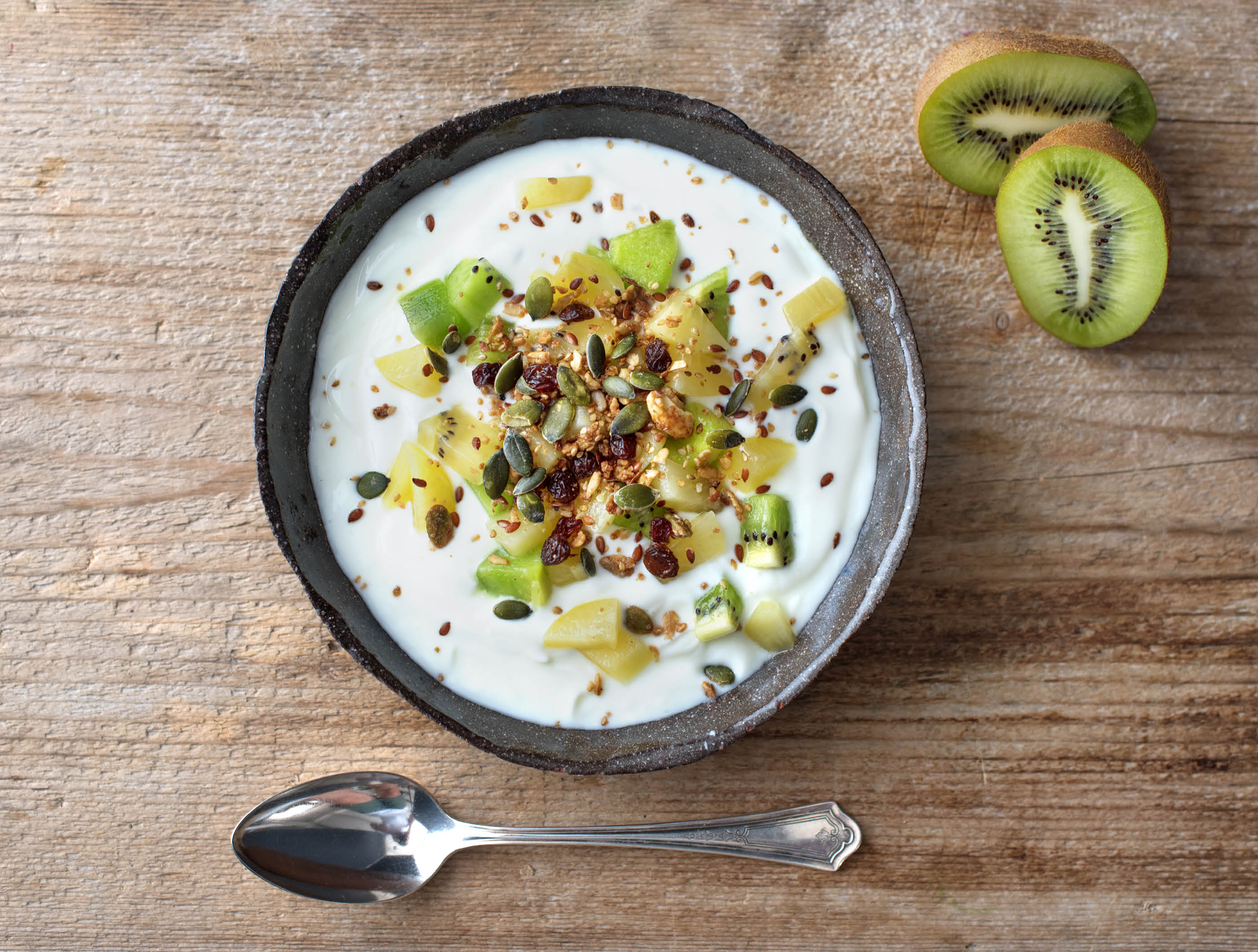 Biogarde met kiwi, granola en pompoenpitten