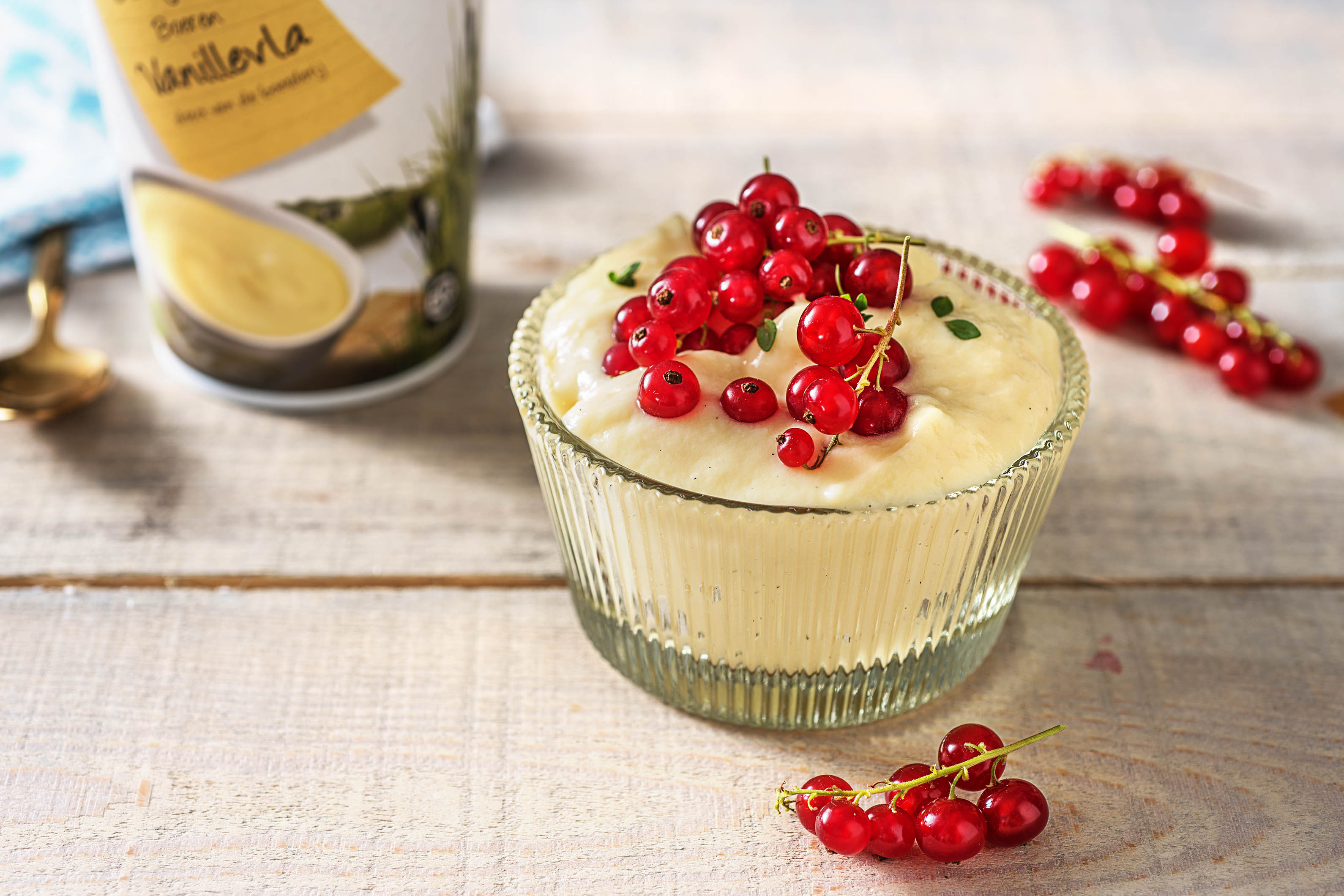 Crème dessert à la vanille bio avec des groseilles