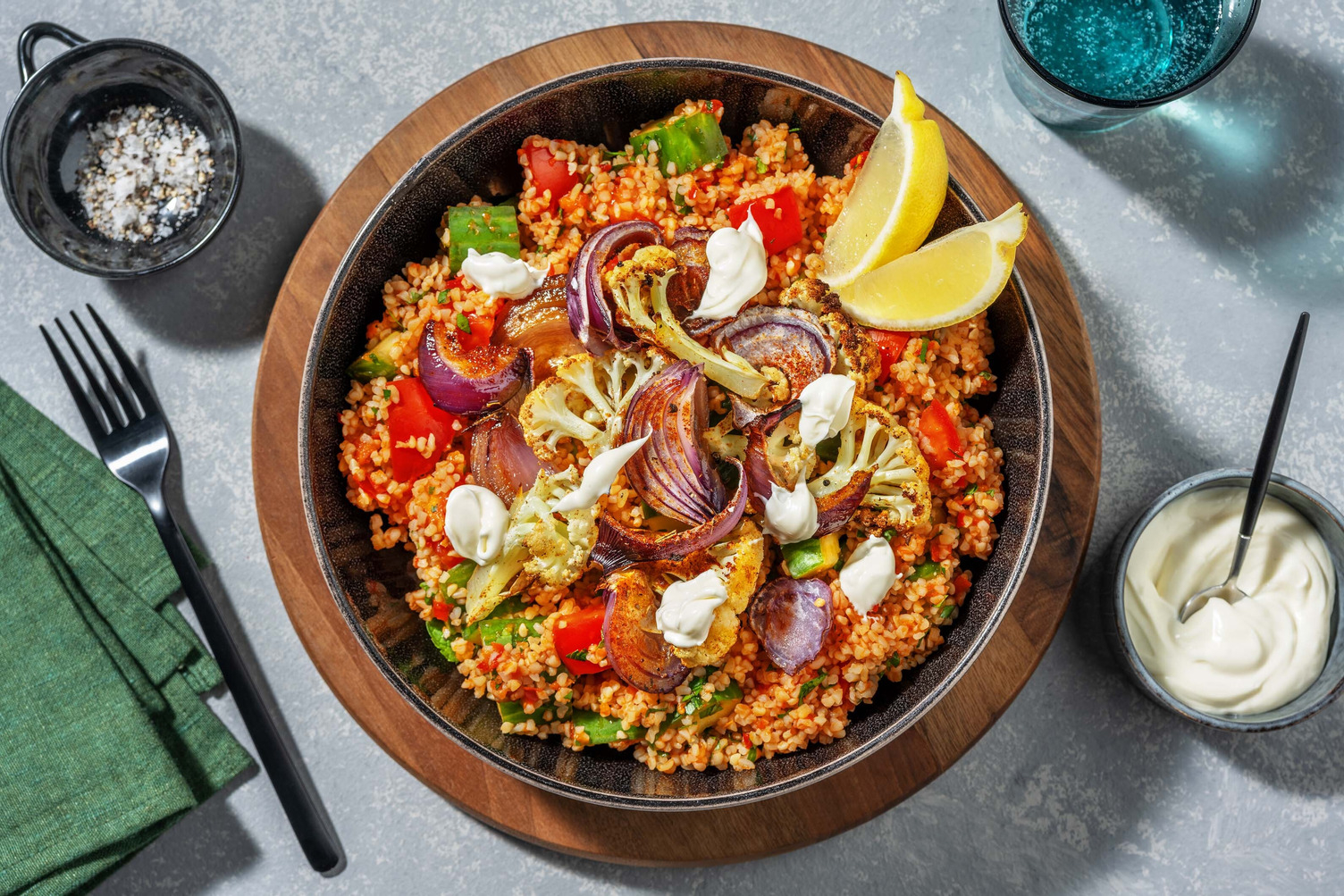 Blumenkohl-Tabbouleh mit Pfirsich-Ajvar-Dressing