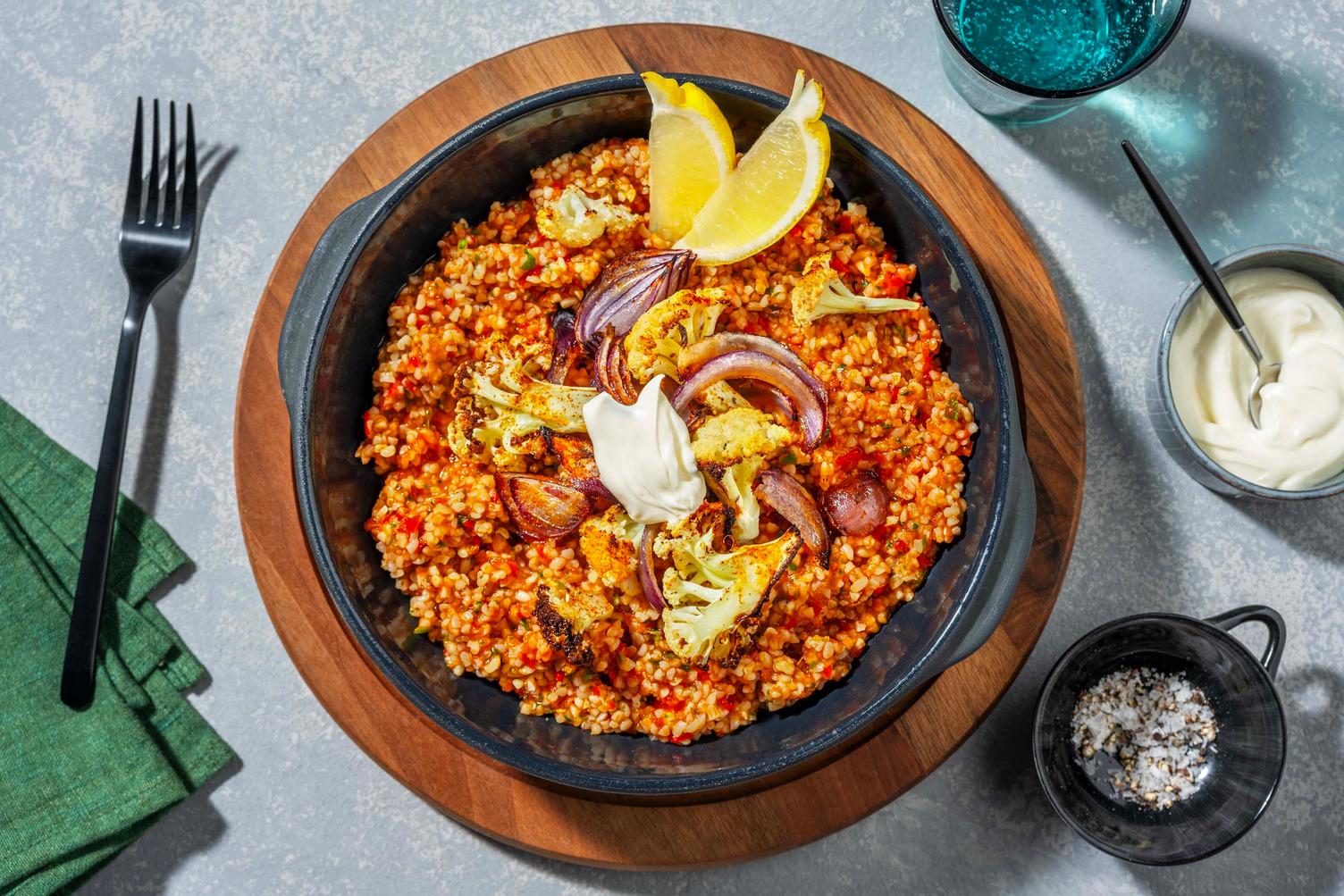 Blumenkohl-Tabbouleh mit Pfirsich-Ajvar-Dressing