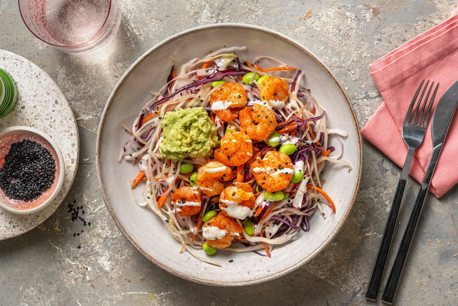 Bols de salade de chou et de crevettes à l’assaisonnement togarashi