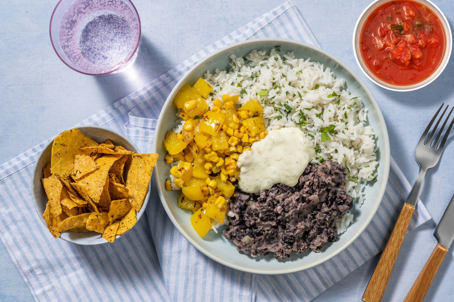 Bols style tacos aux haricots noirs frits deux fois, au maïs et aux poivrons