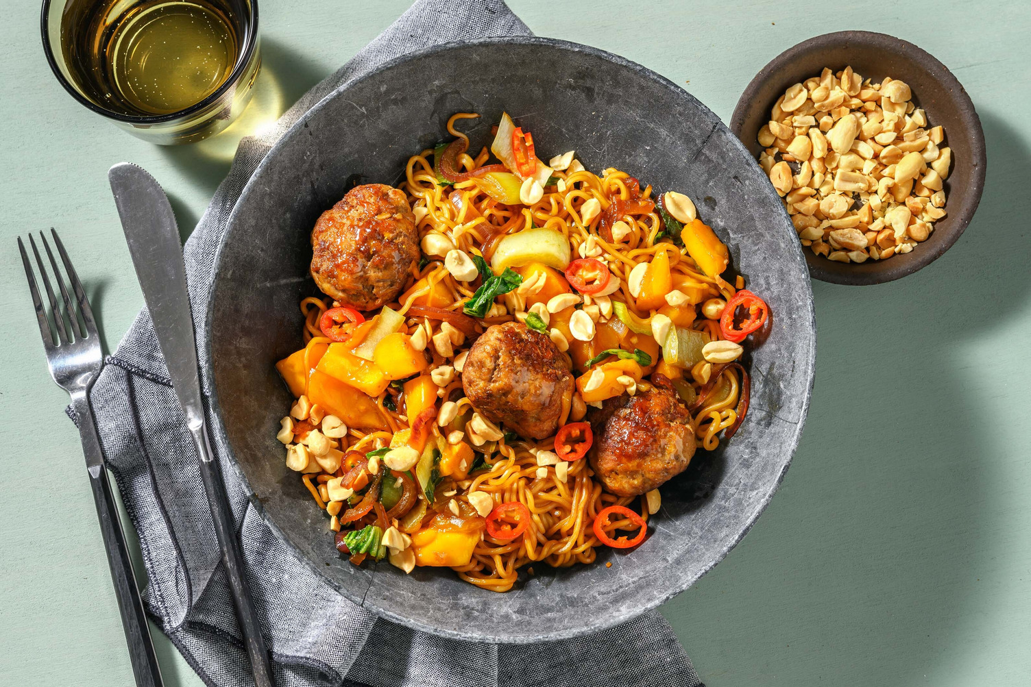 Boulettes de viande aux épices thaïlandaises, nouilles et mangue