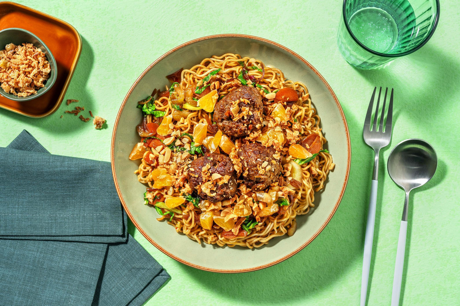 Thais gekruide gehaktballetjes met noedels en sinaasappel