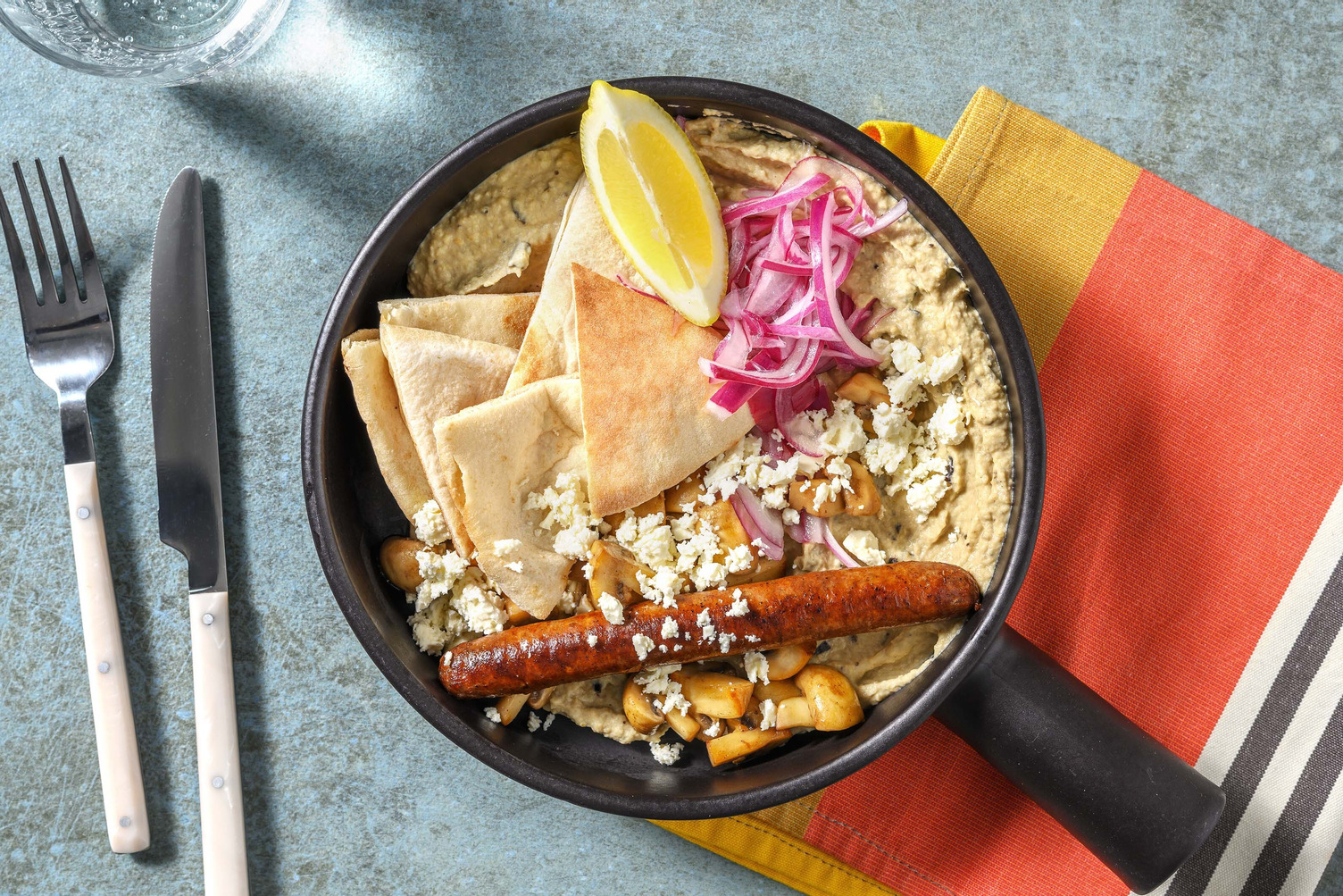 Hummusbowl met rundermerguez en champignons