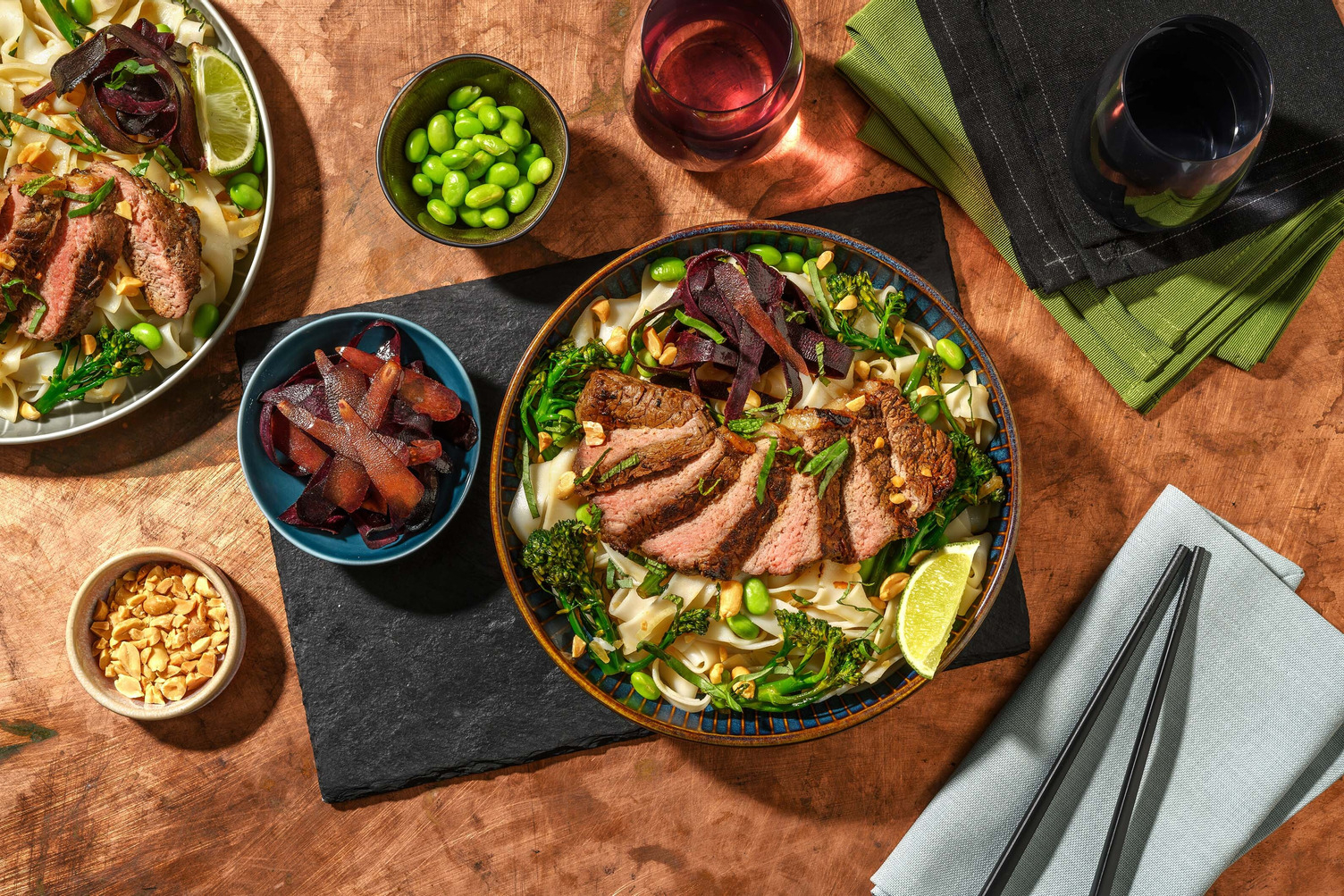 Rijstnoedelbowl met rumpsteak en broccolini