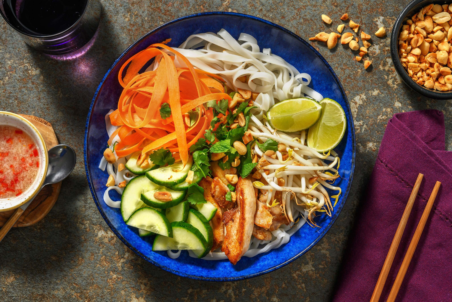 Vietnamese-stijl rijstnoedel bowl met kippendij 