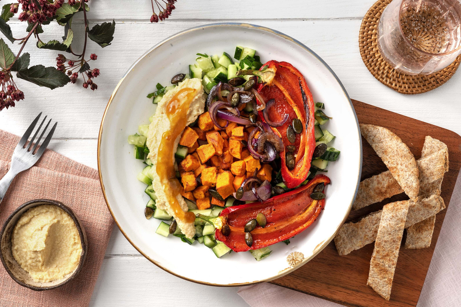 Bowl met zoete aardappel en geroosterde puntpaprika