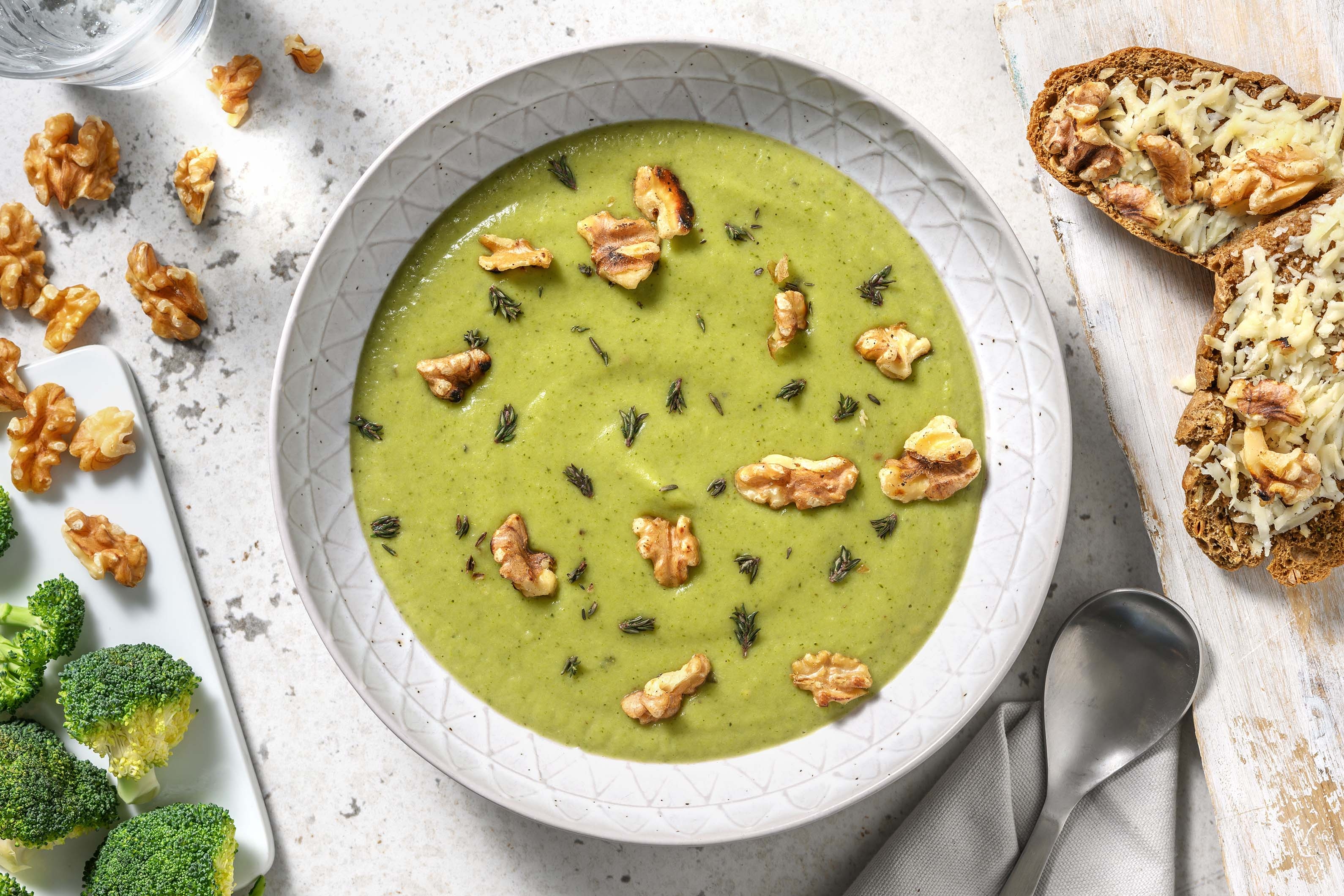 Broccolisoep met citroentijm en walnoot