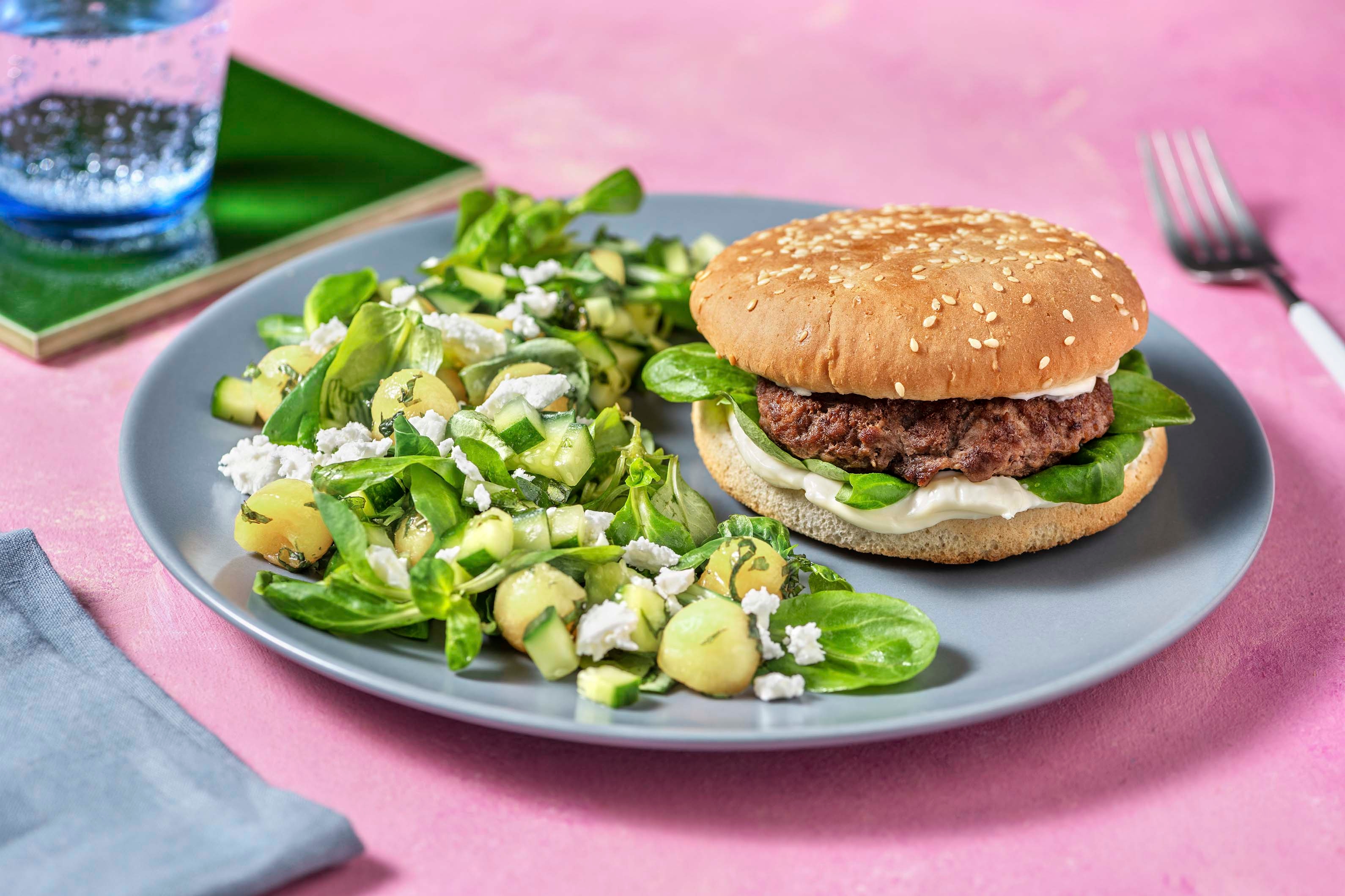 Broodje hamburger met zomerse meloensalade