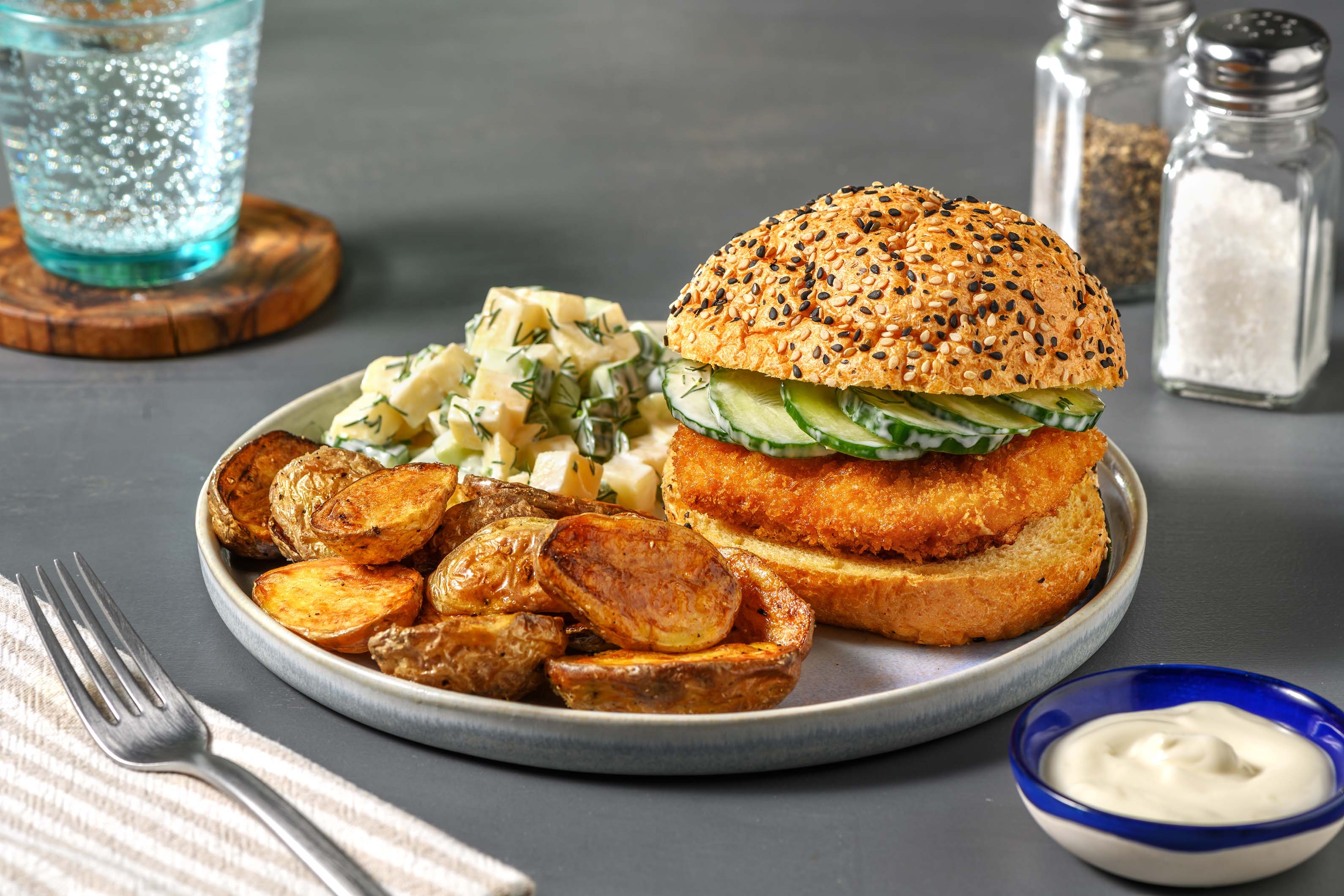 Broodje kaasschnitzel met gebakken krieltjes